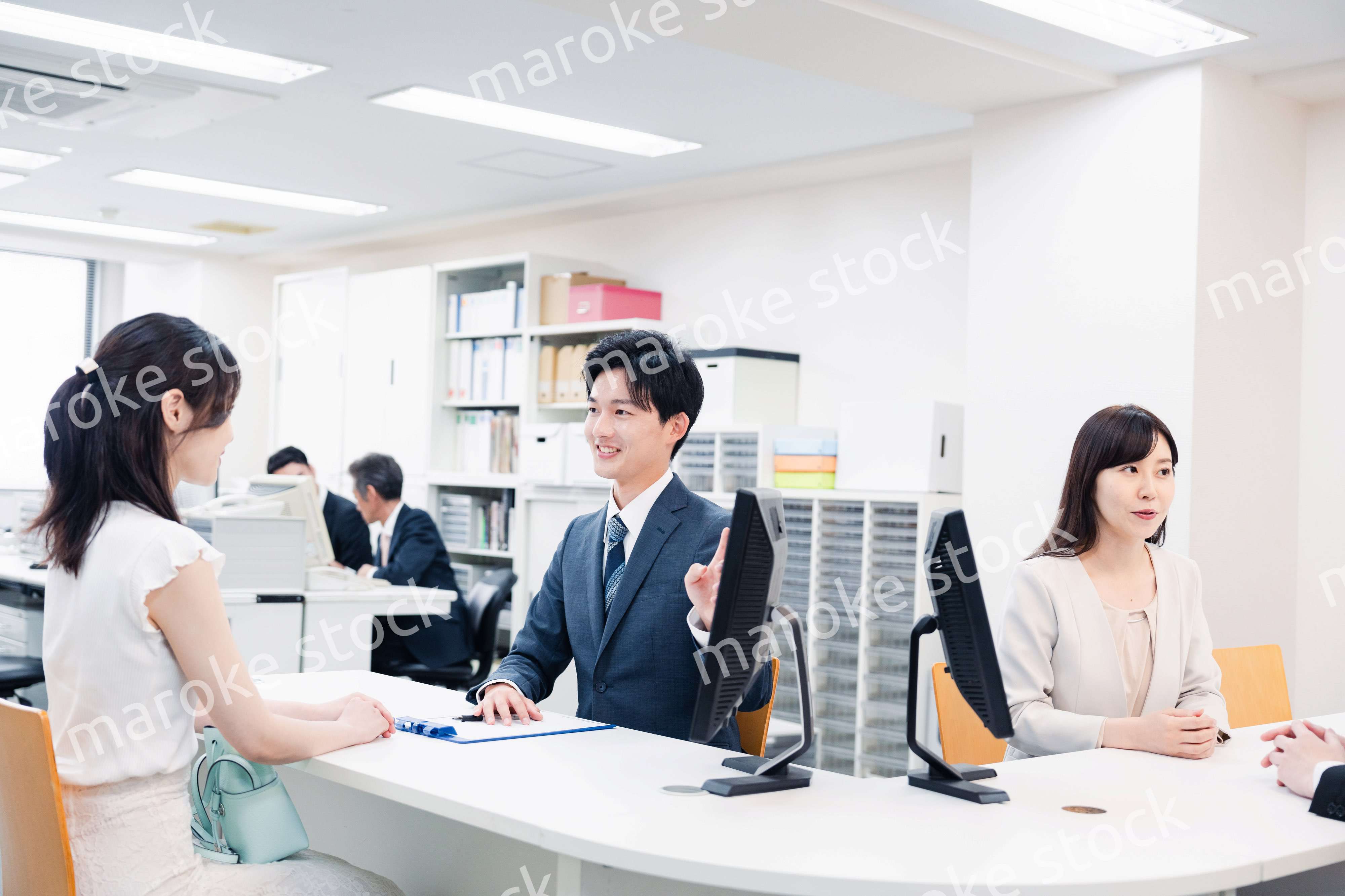 窓口で対応をするスタッフ