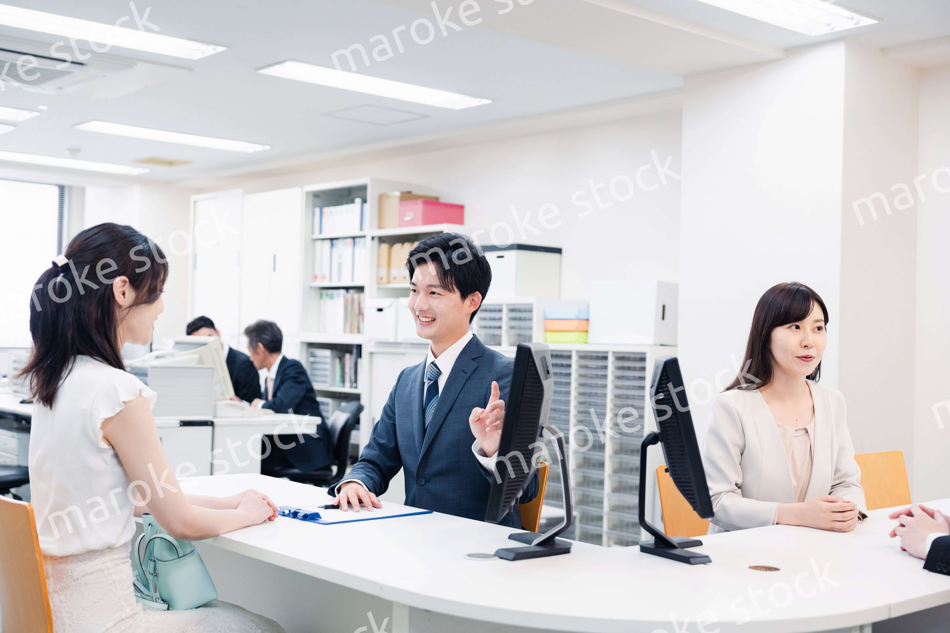 窓口で対応をするスタッフ