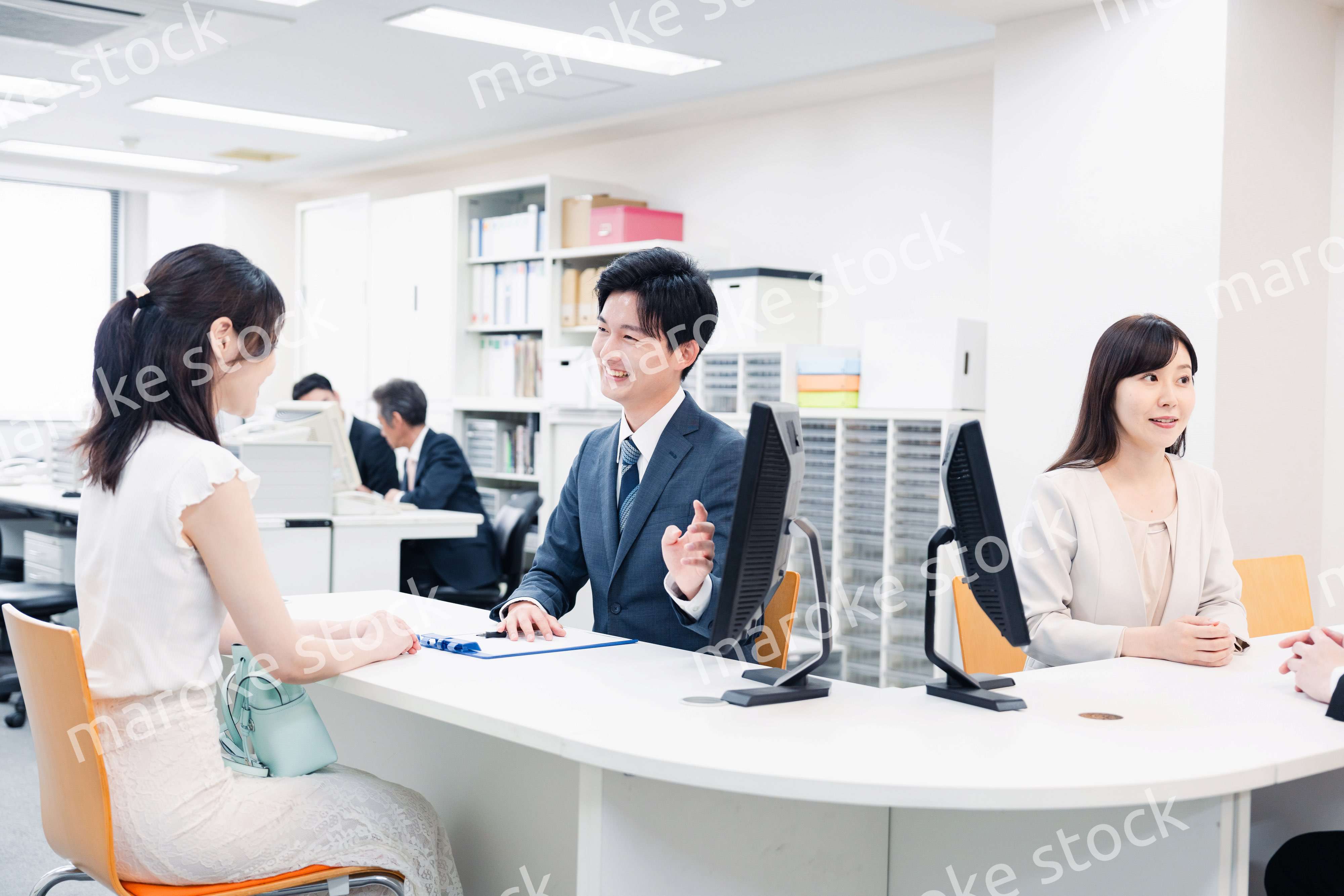 窓口で対応をするスタッフ