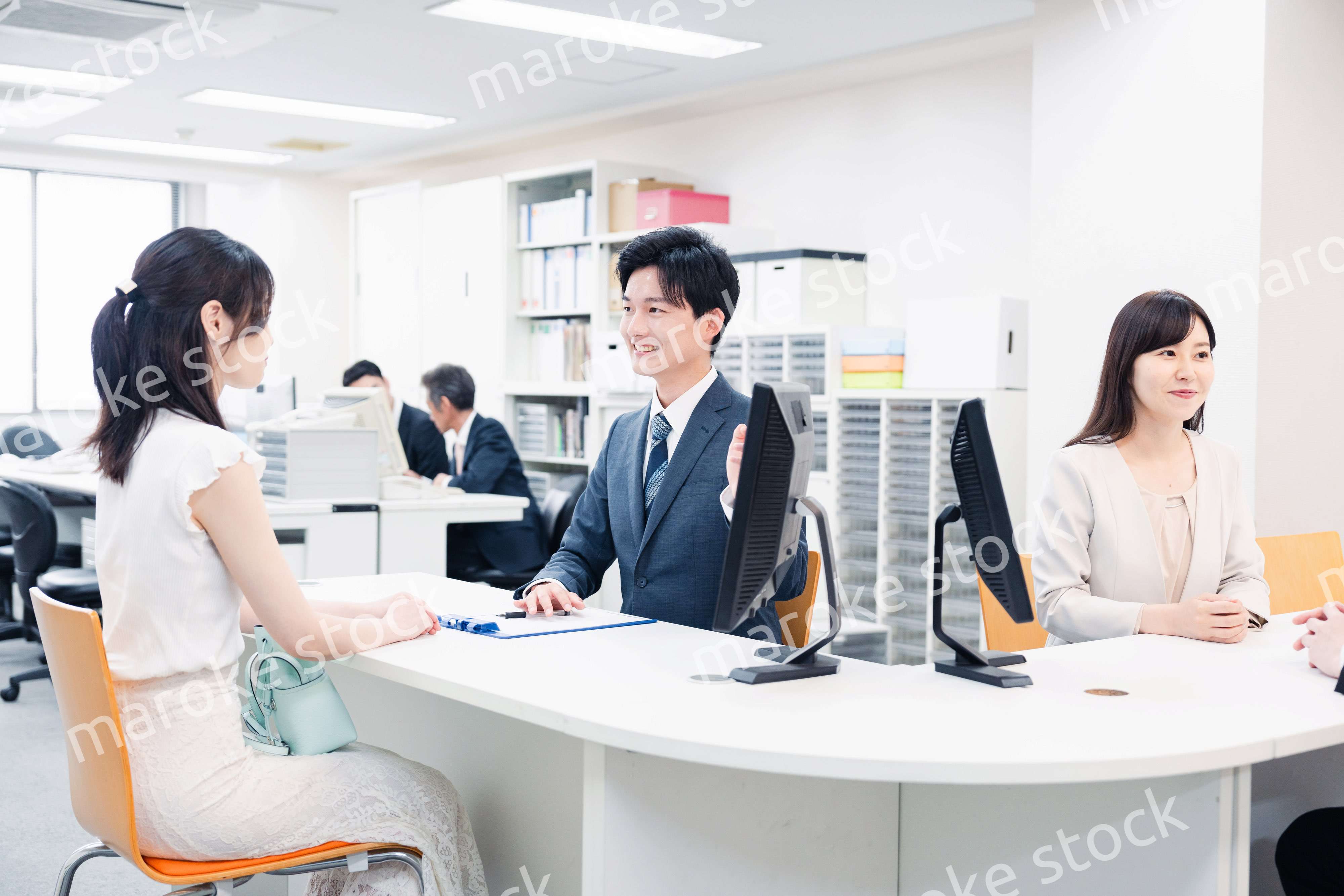 窓口で対応をするスタッフ