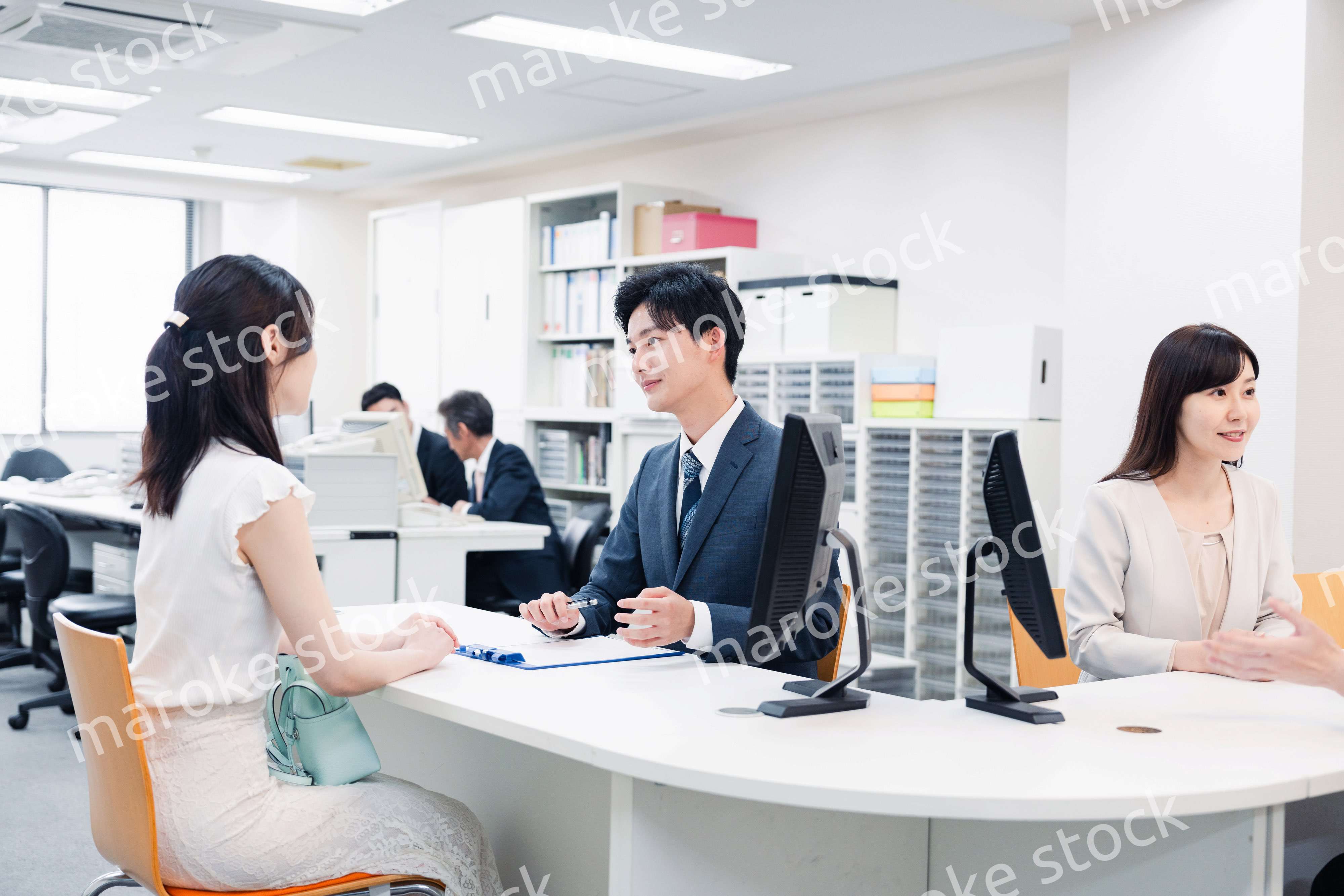 窓口で対応をするスタッフ