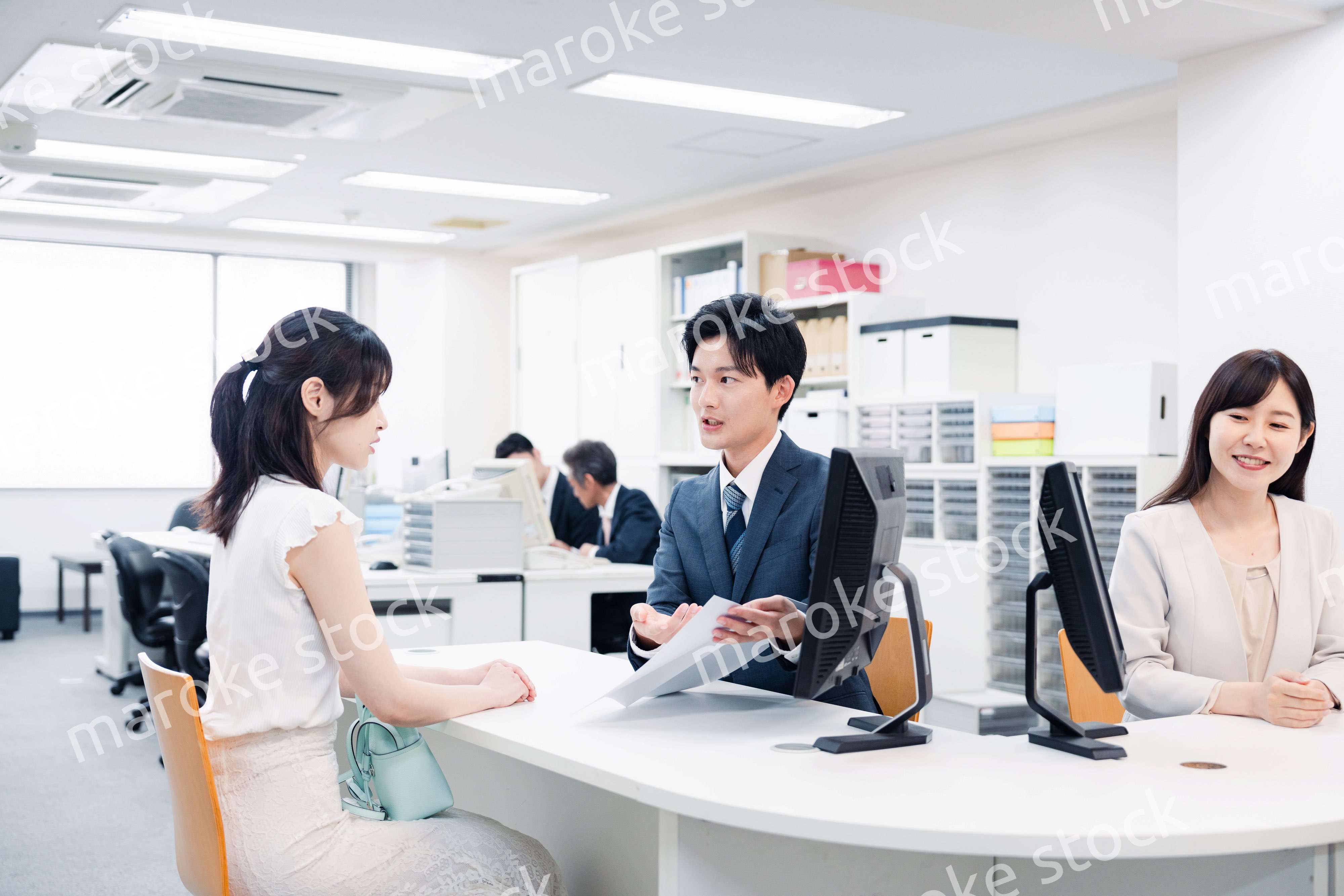 窓口で対応をするスタッフ