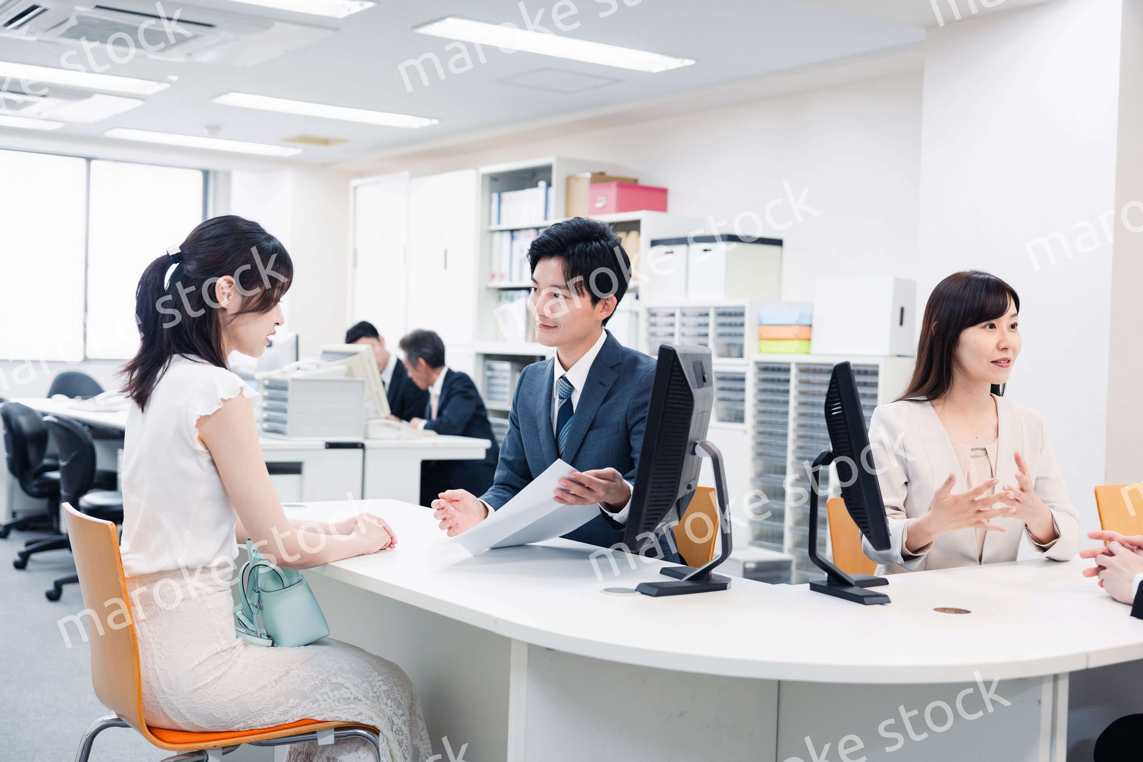 窓口で対応をするスタッフ