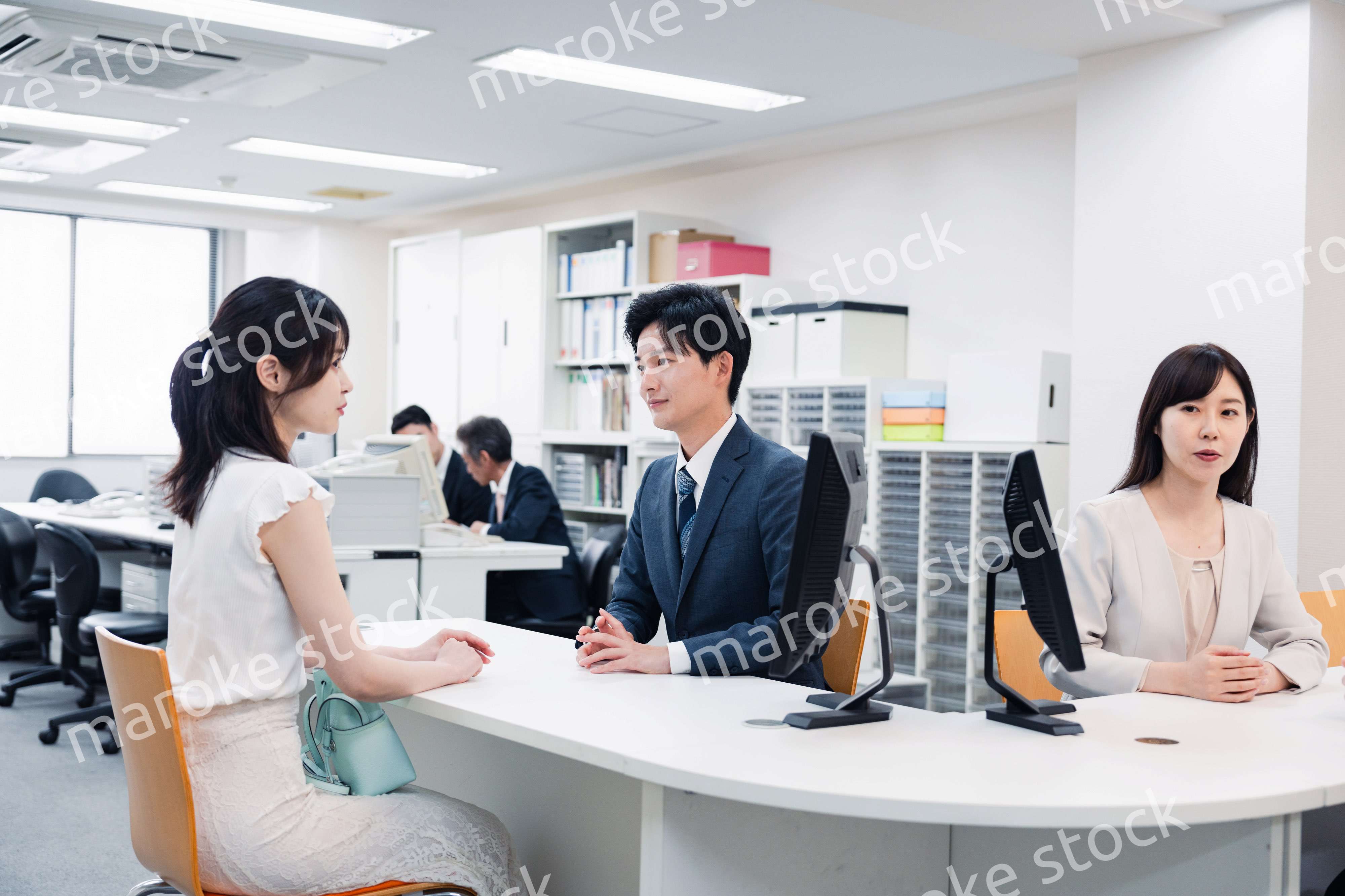 窓口で対応をするスタッフ