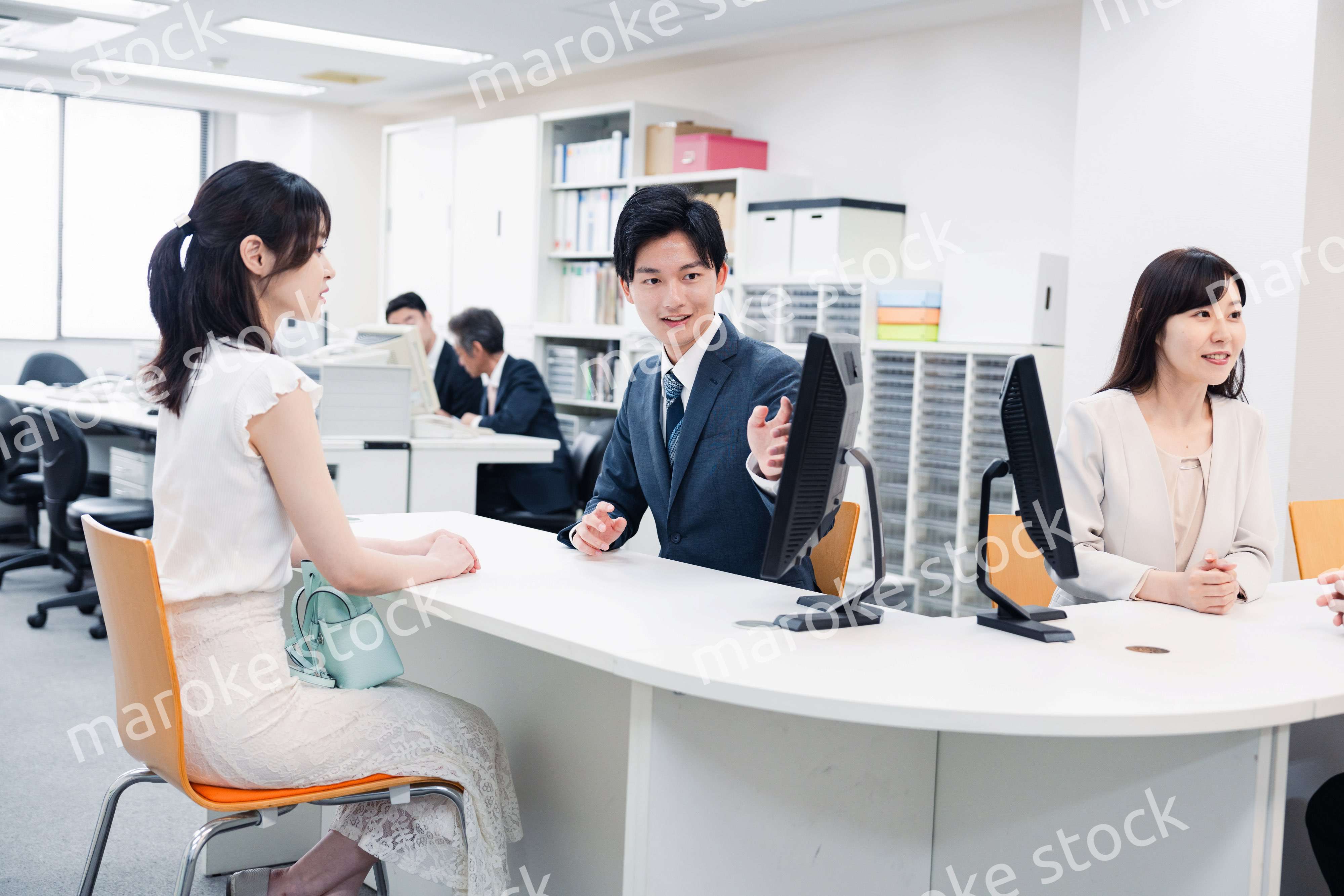 窓口で対応をするスタッフ