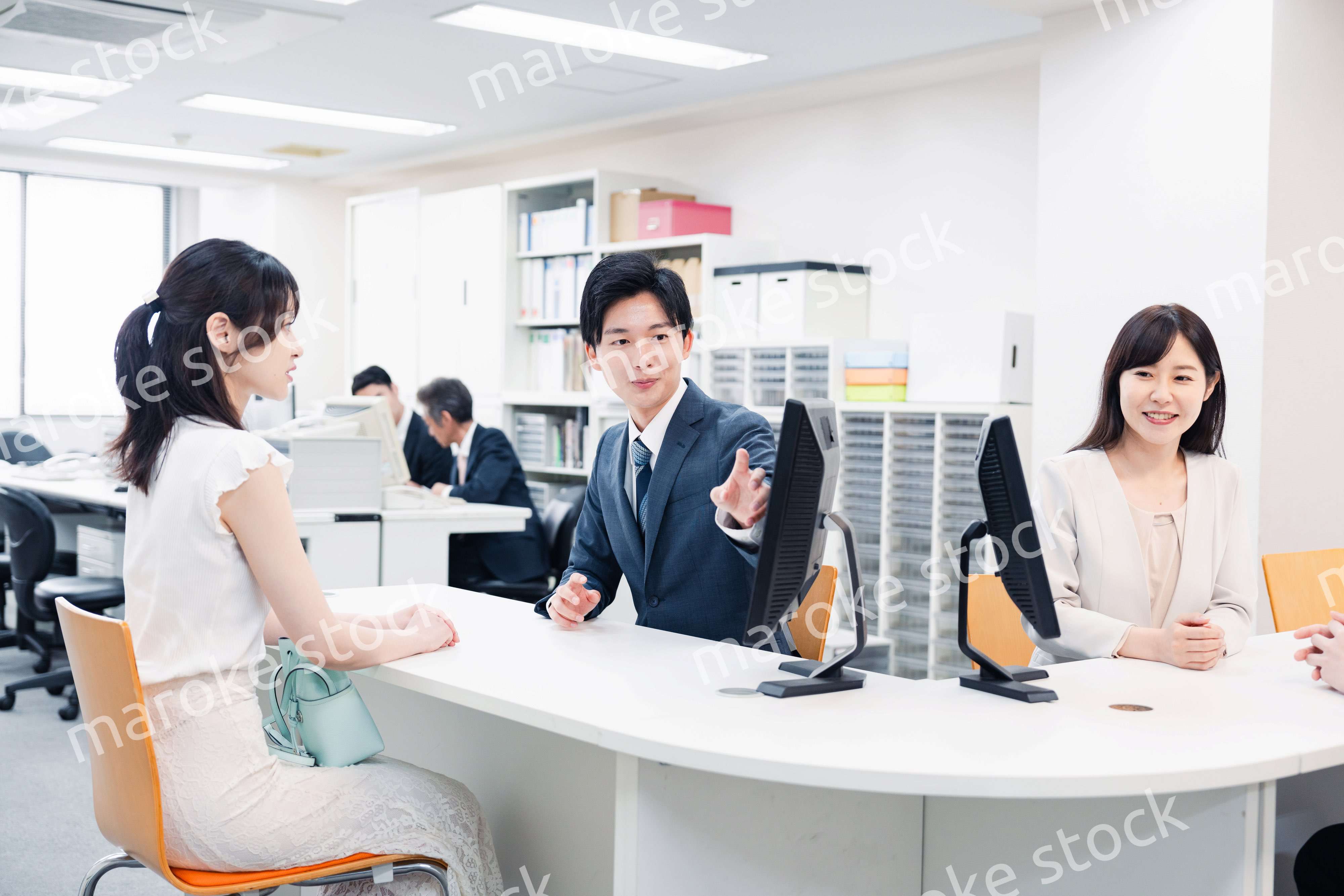 窓口で対応をするスタッフ