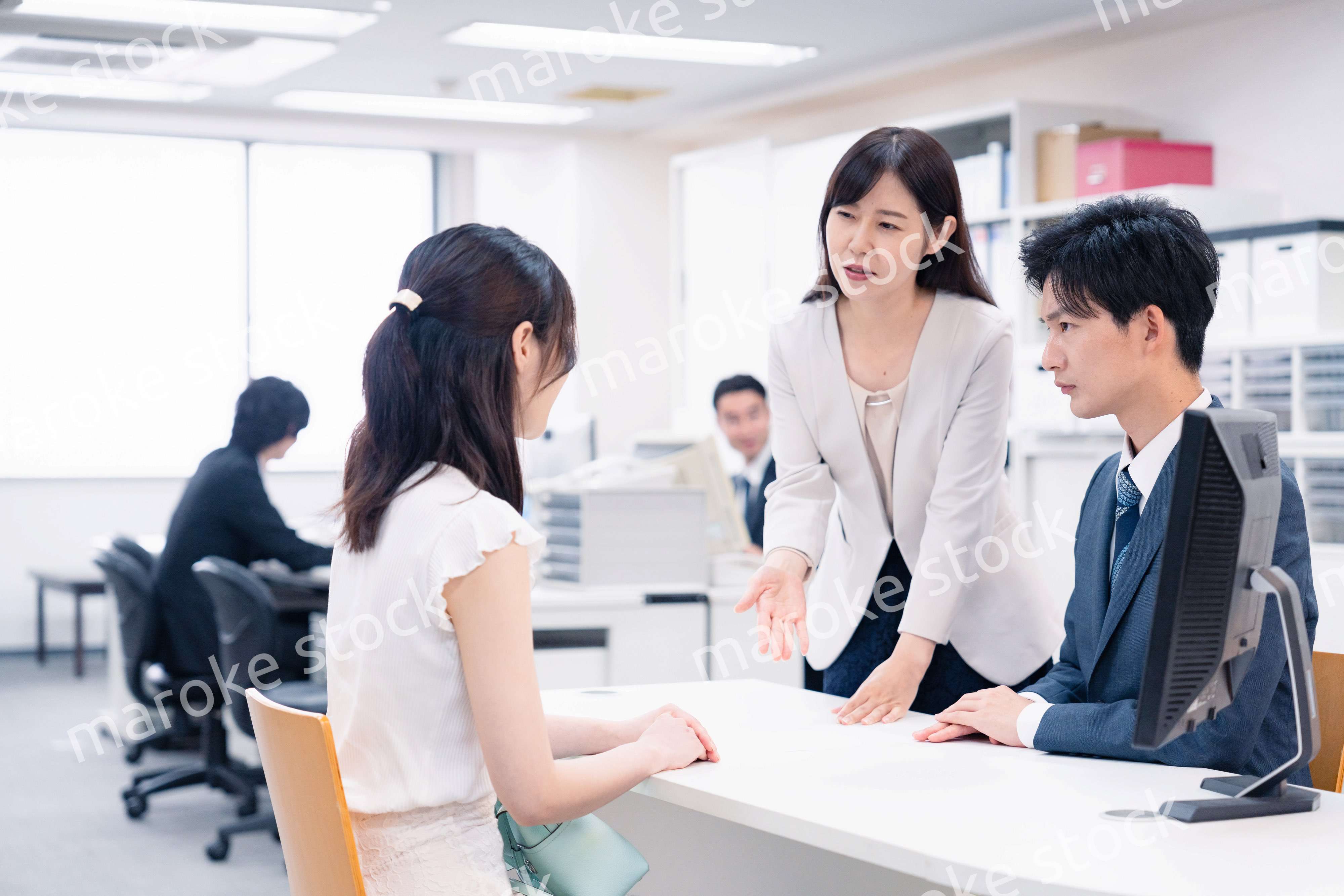 お客様の困った要求に対応をする窓口スタッフ