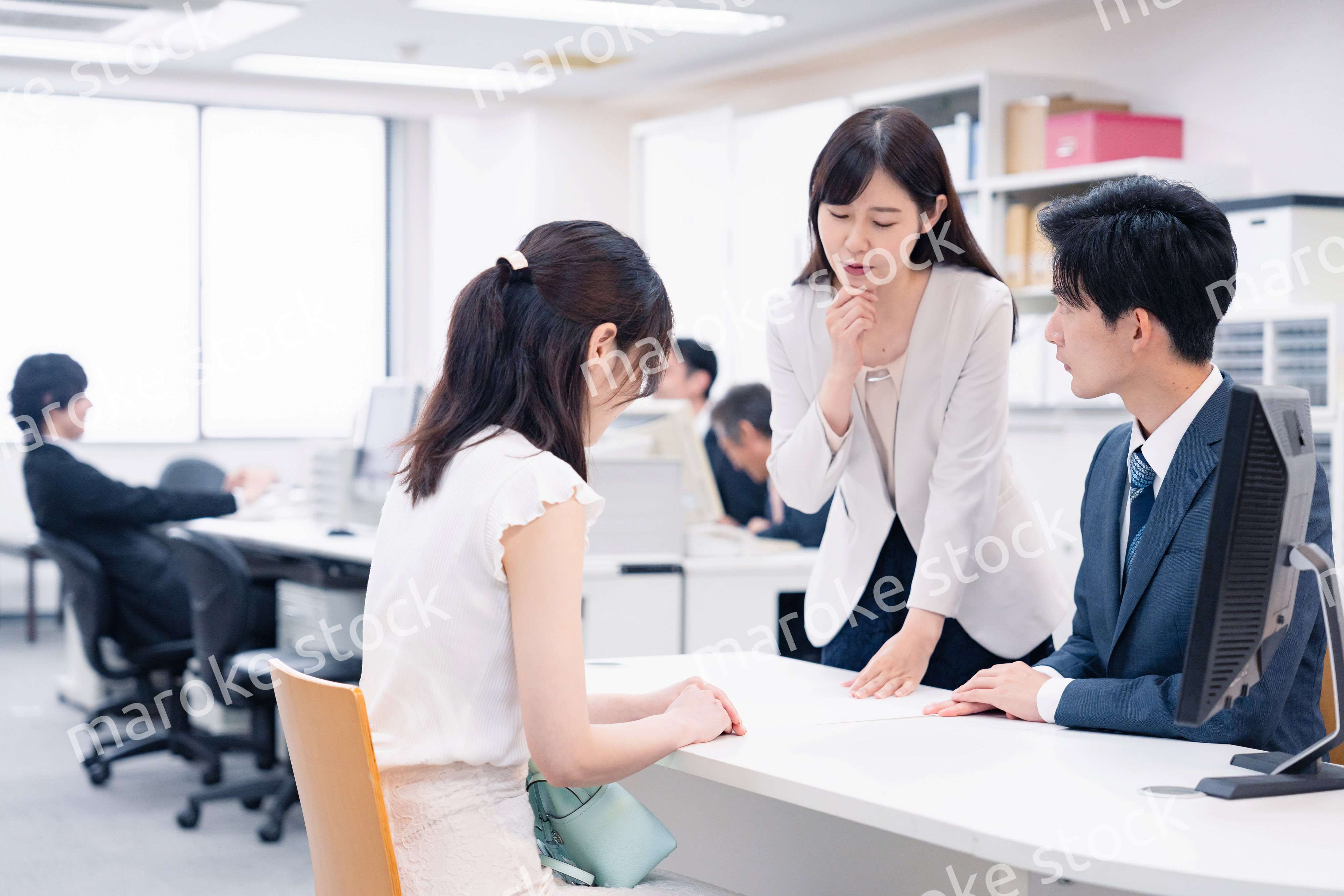 お客様の困った要求に対応をする窓口スタッフ