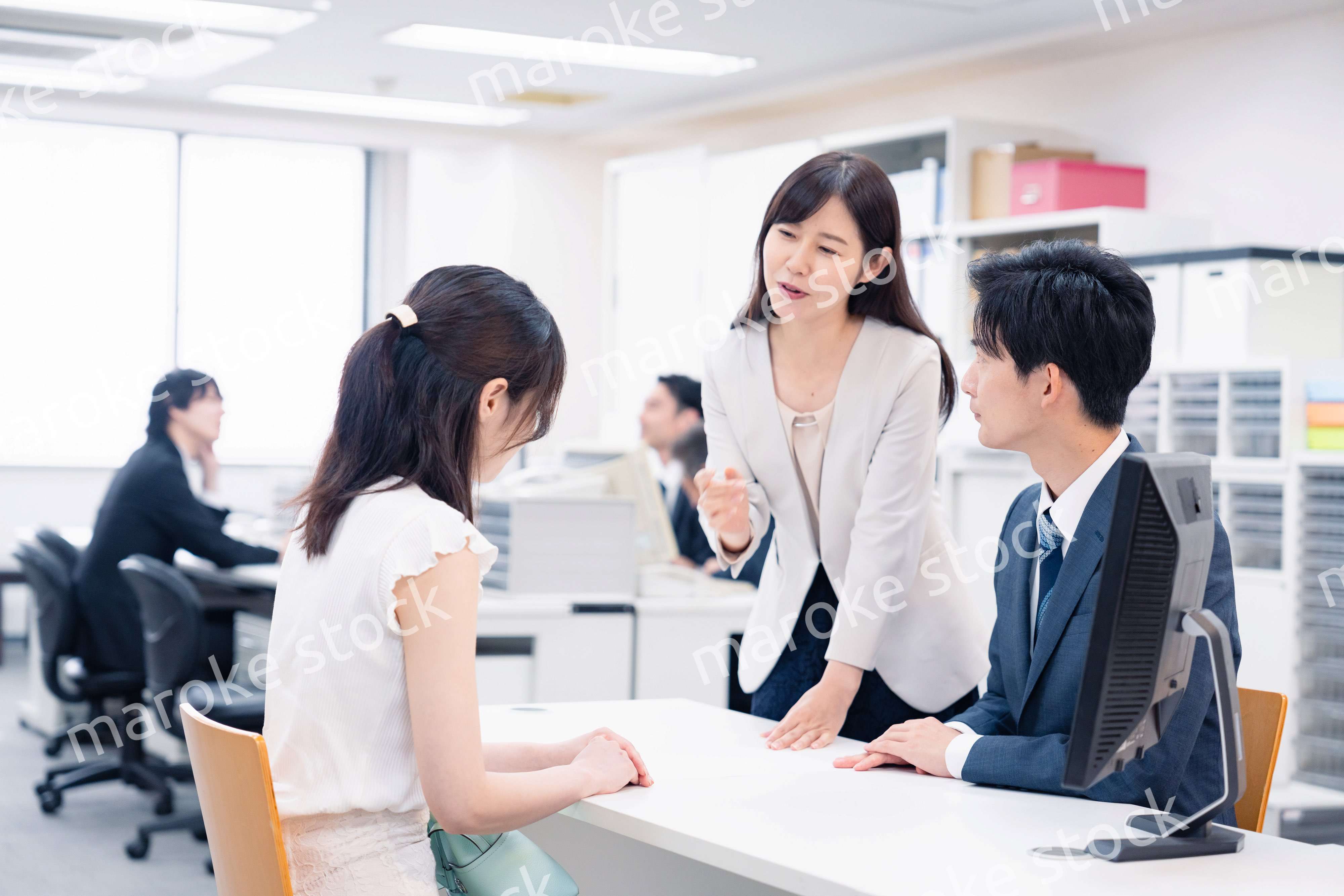 お客様の困った要求に対応をする窓口スタッフ