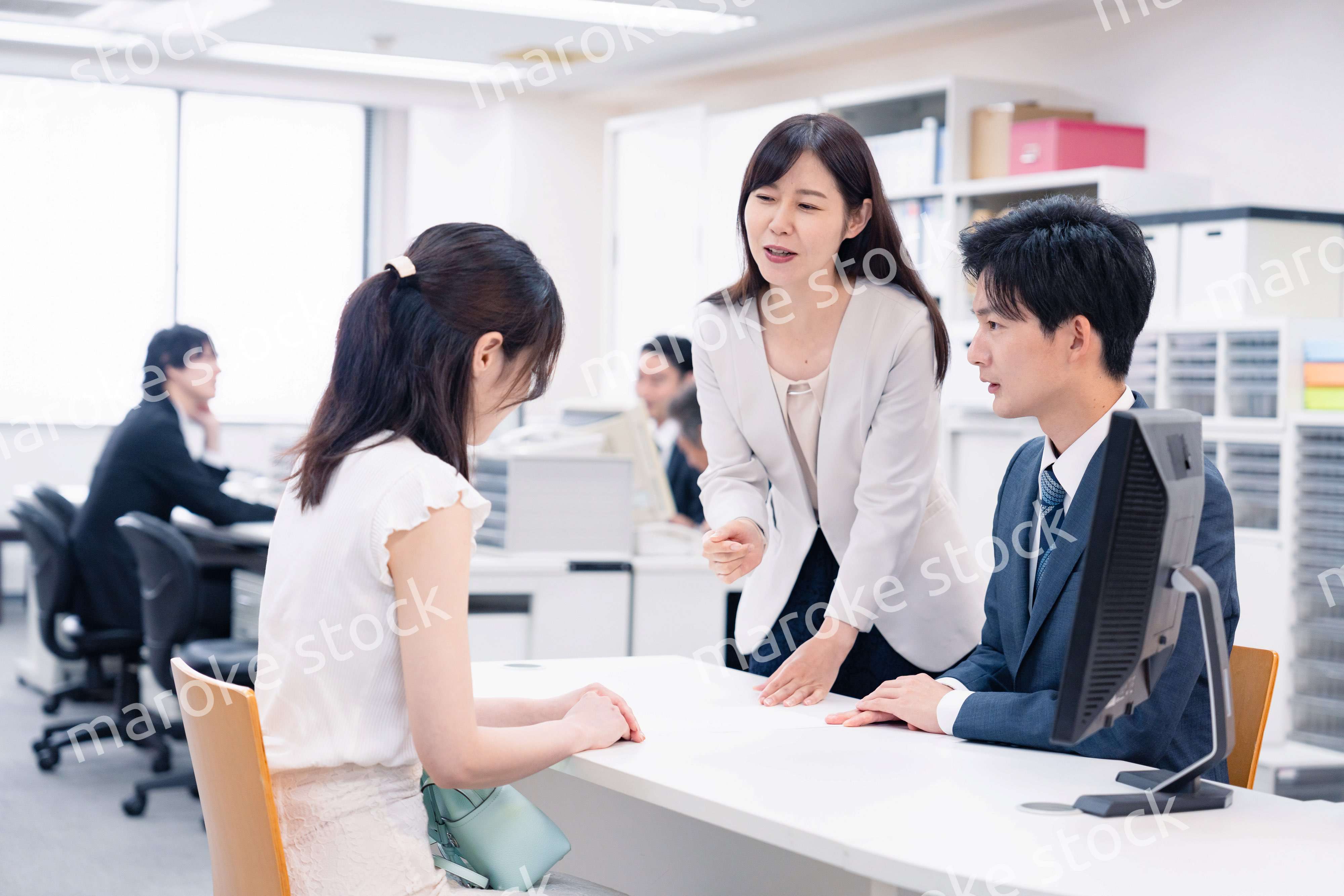 お客様の困った要求に対応をする窓口スタッフ