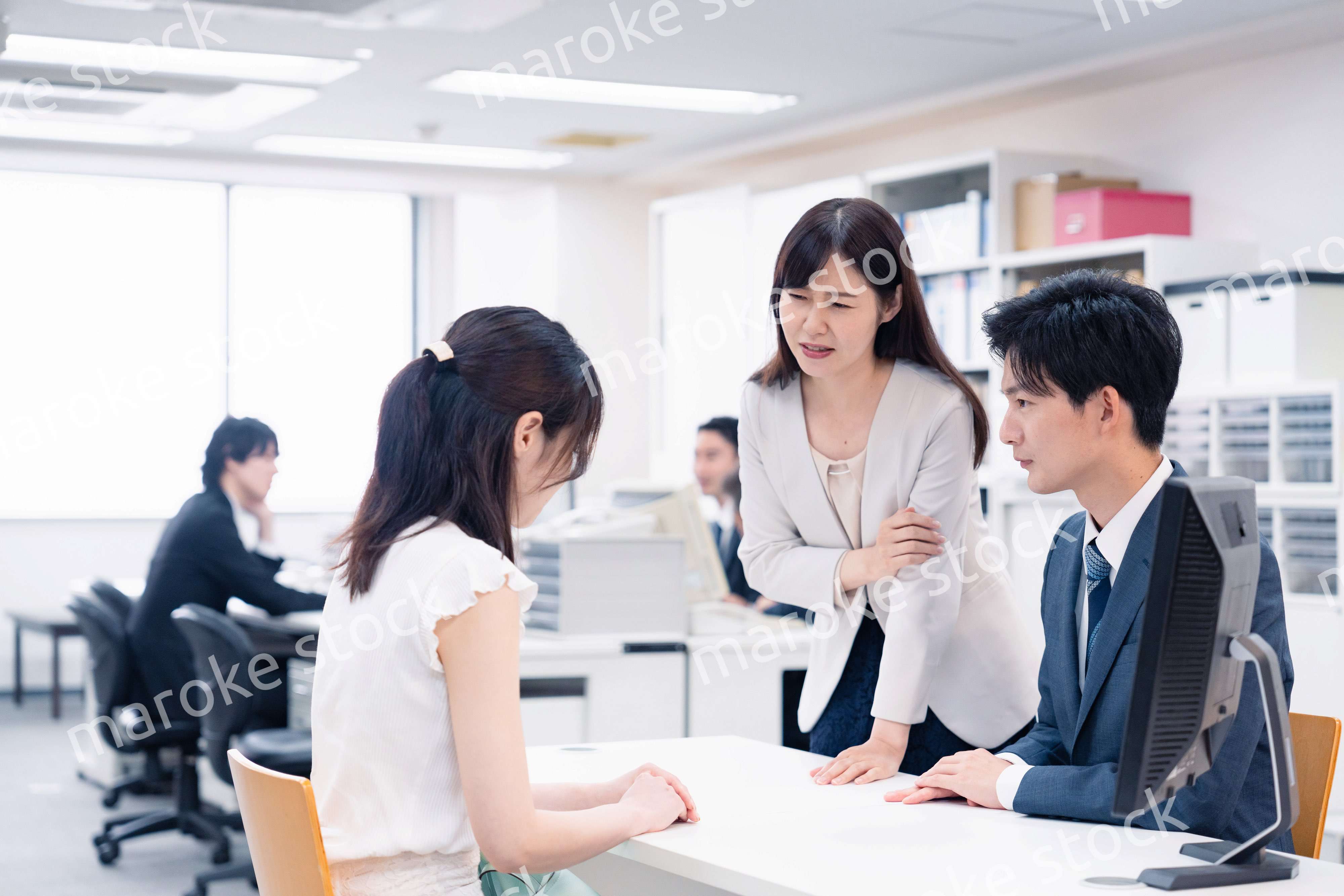 お客様の困った要求に対応をする窓口スタッフ