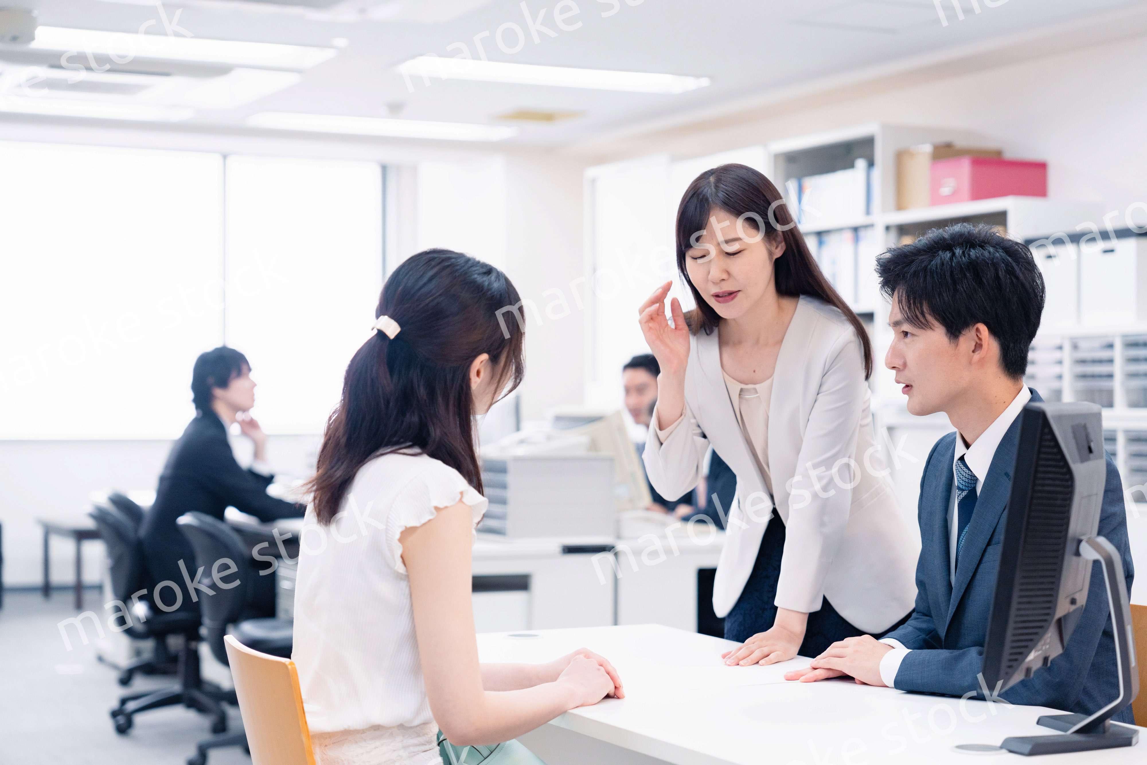 お客様の困った要求に対応をする窓口スタッフ