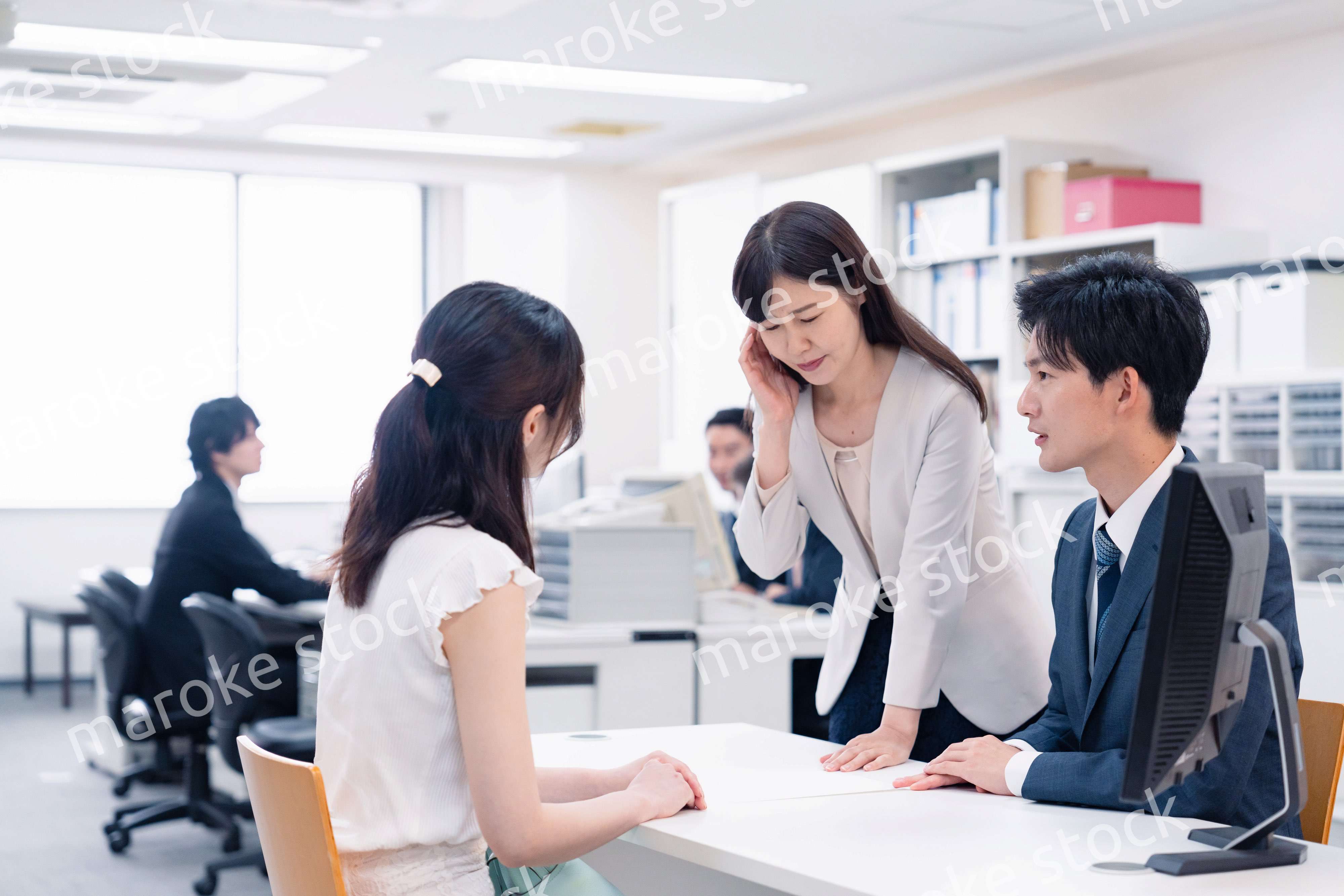 お客様の困った要求に対応をする窓口スタッフ