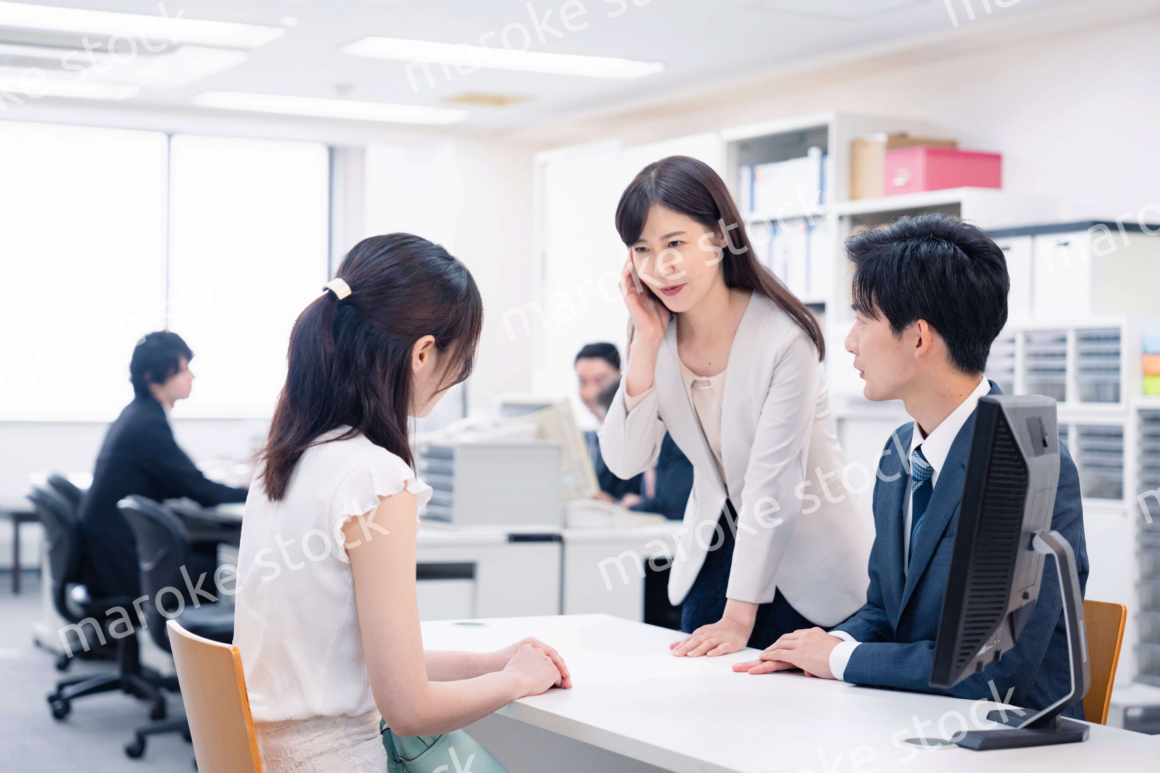 お客様の困った要求に対応をする窓口スタッフ