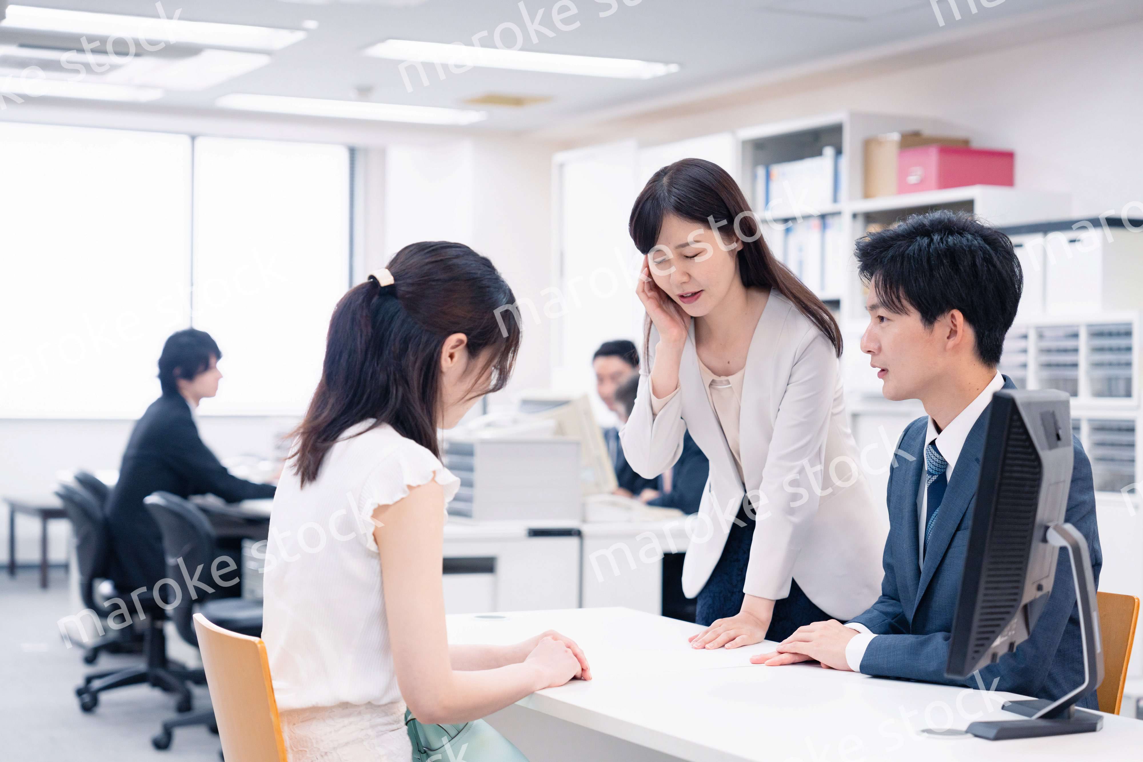 お客様の困った要求に対応をする窓口スタッフ