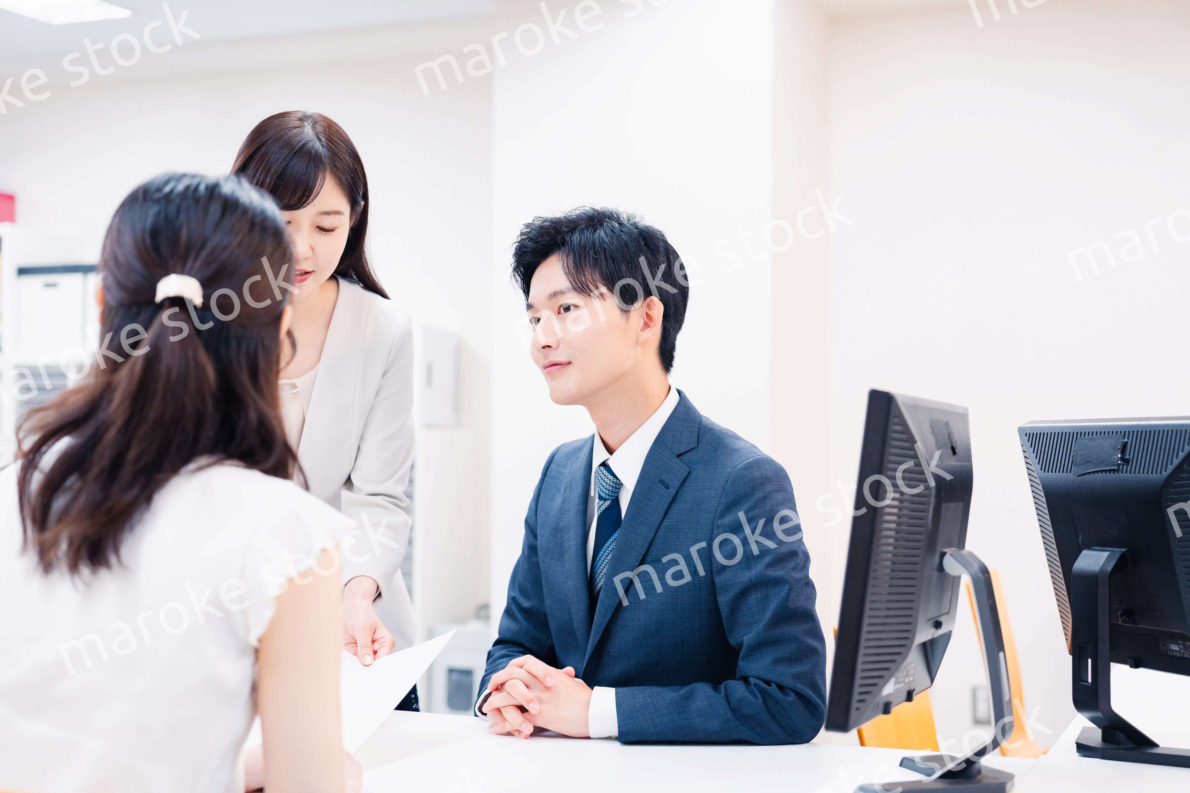 窓口でにこやかに対応をするスタッフ