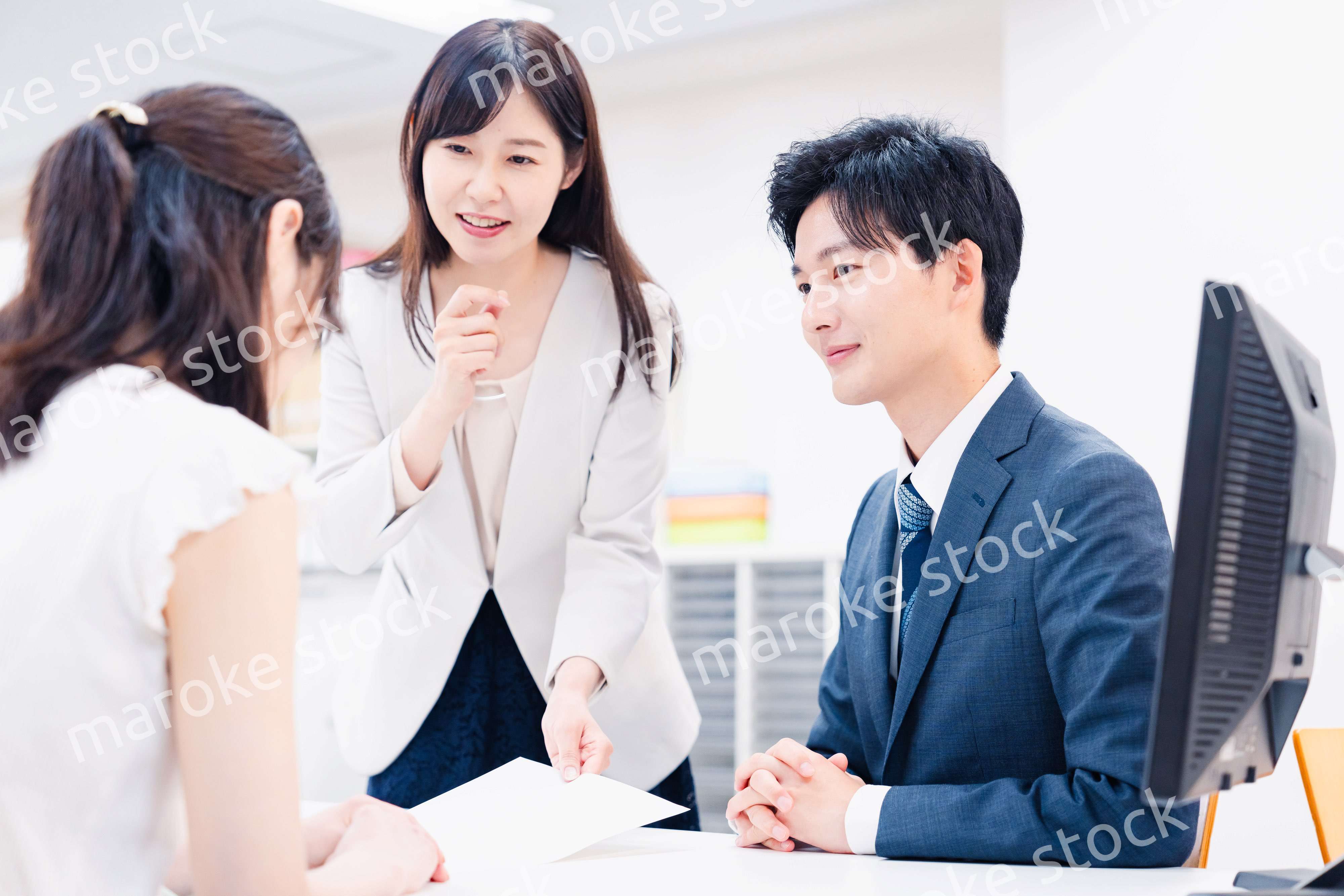 窓口でにこやかに対応をするスタッフ