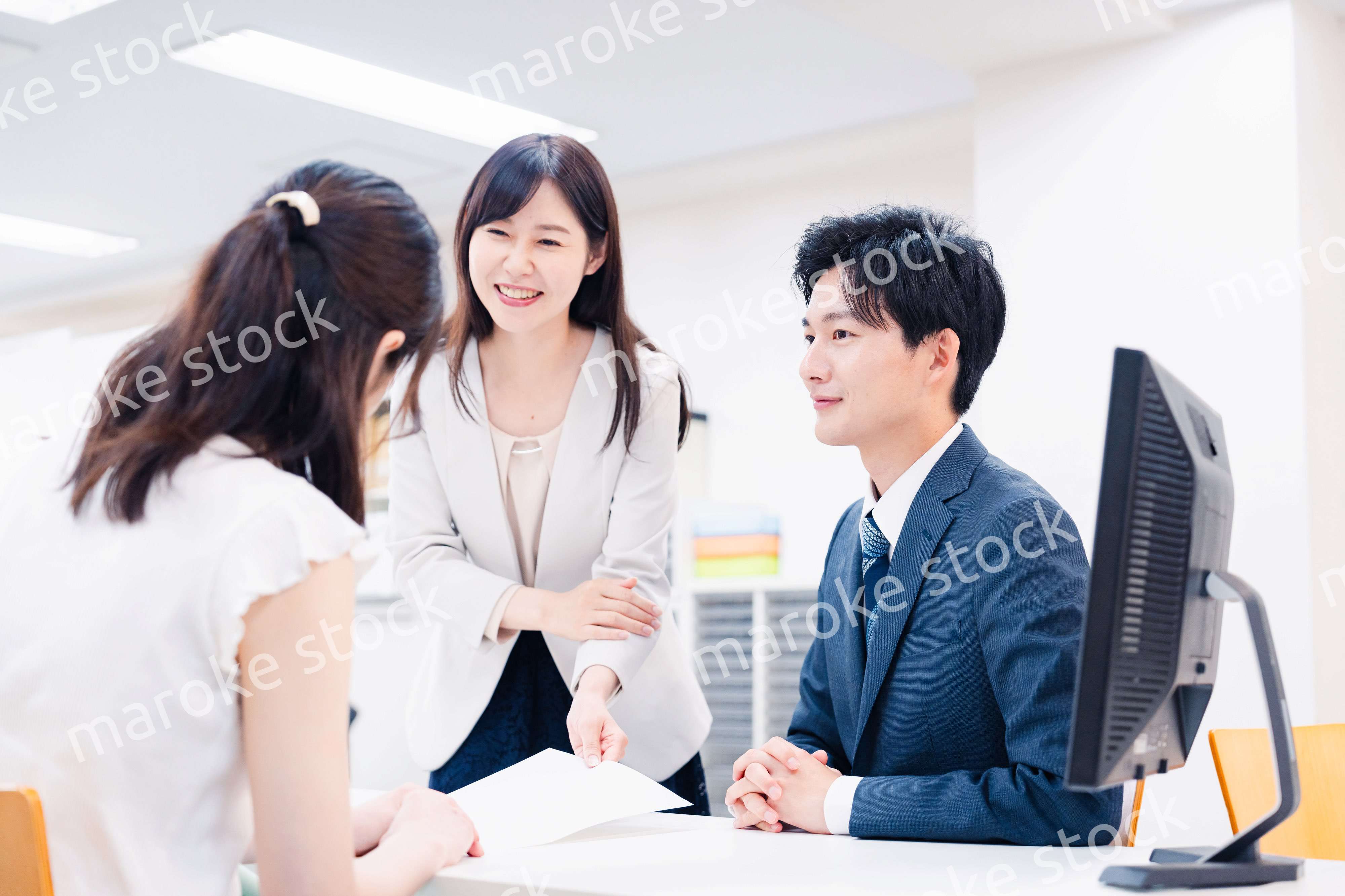 窓口でにこやかに対応をするスタッフ