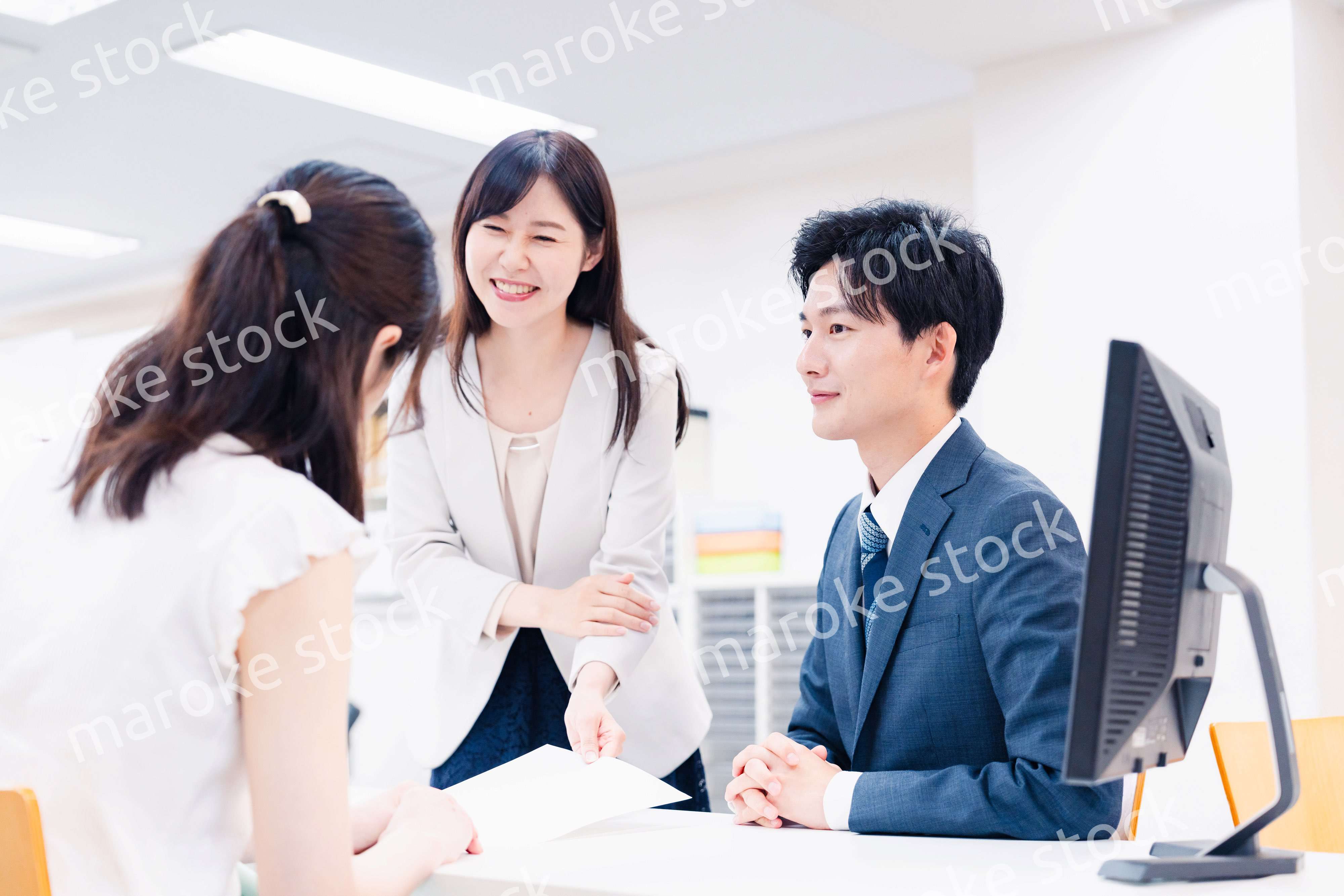 窓口でにこやかに対応をするスタッフ