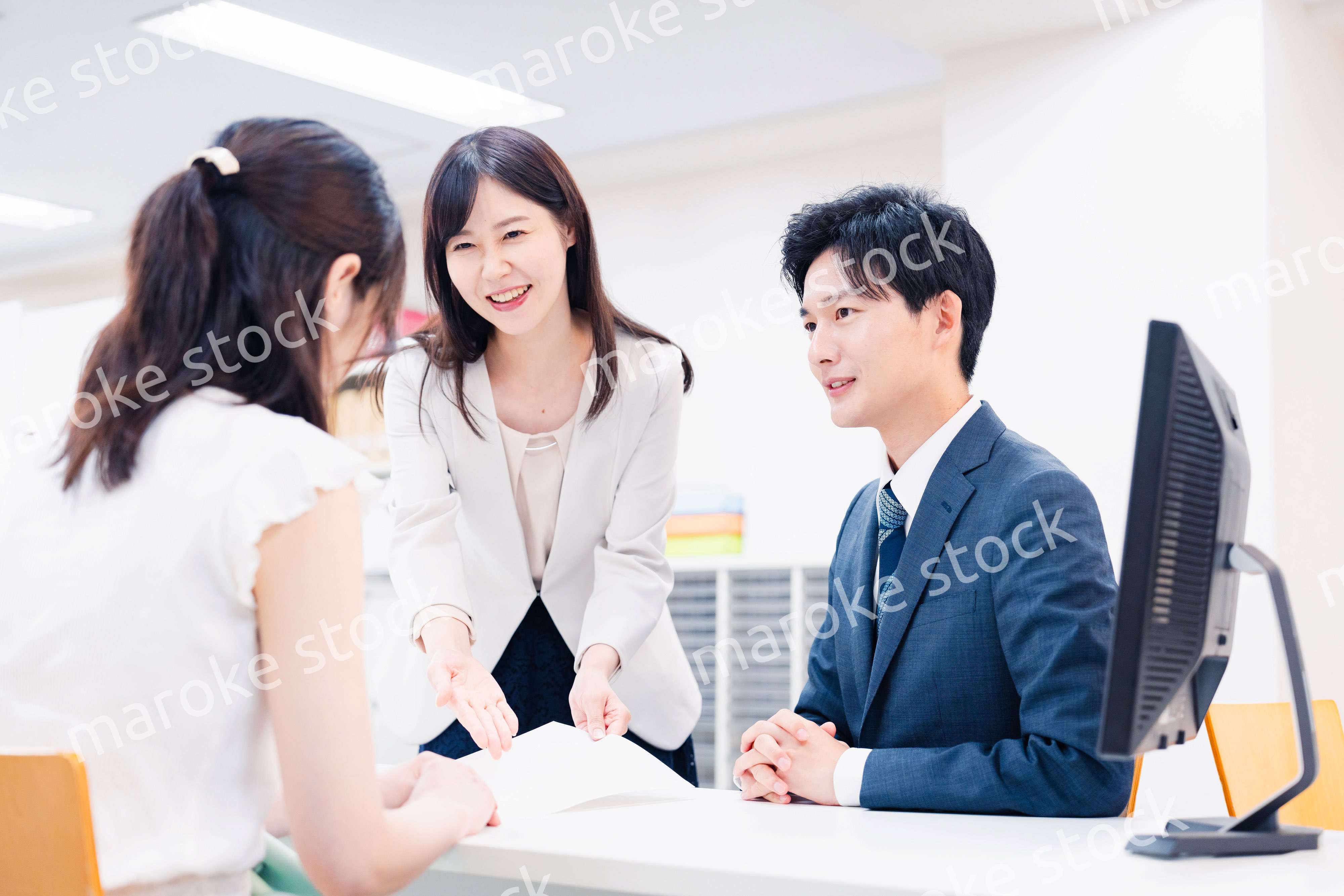 窓口でにこやかに対応をするスタッフ