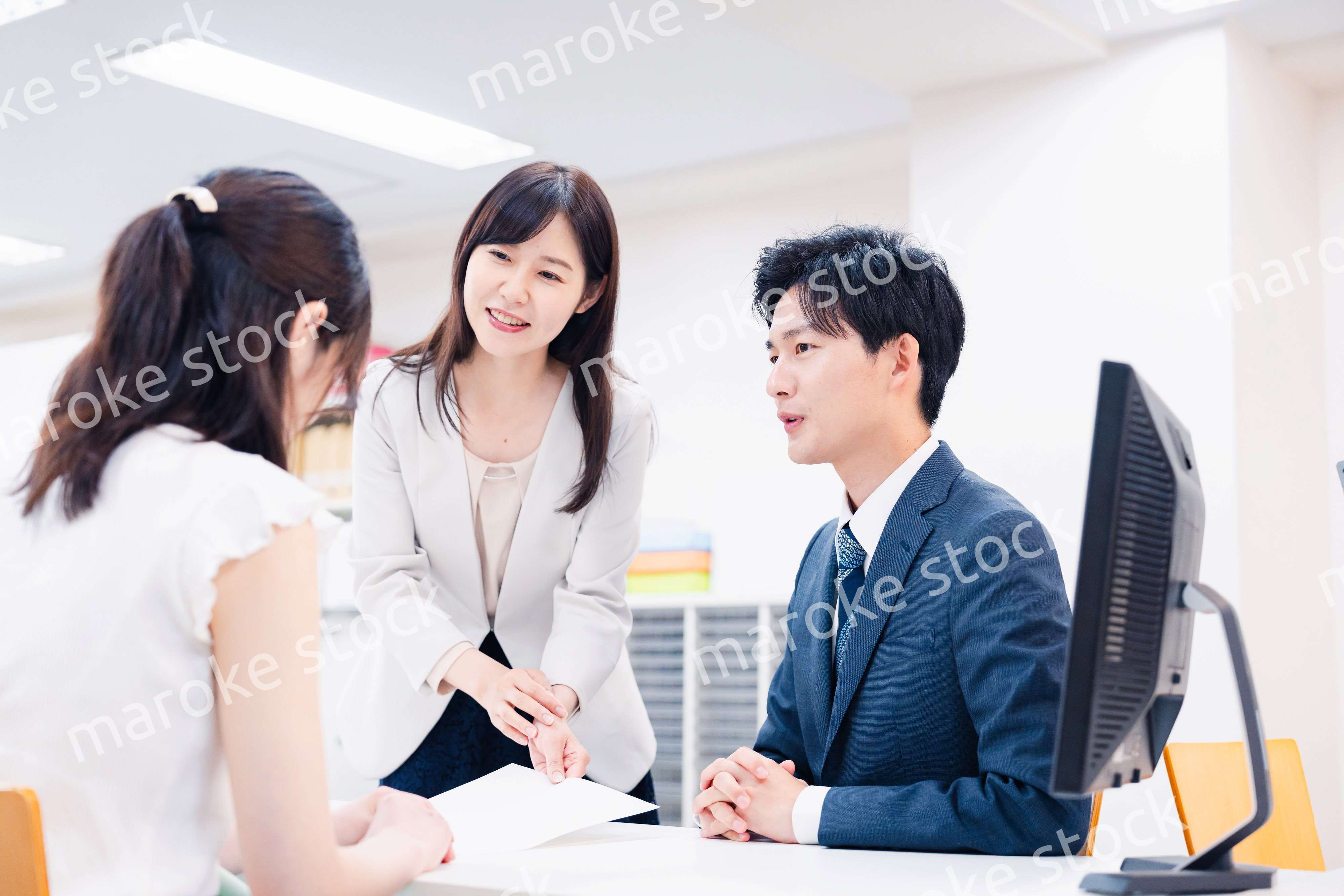 窓口でにこやかに対応をするスタッフ