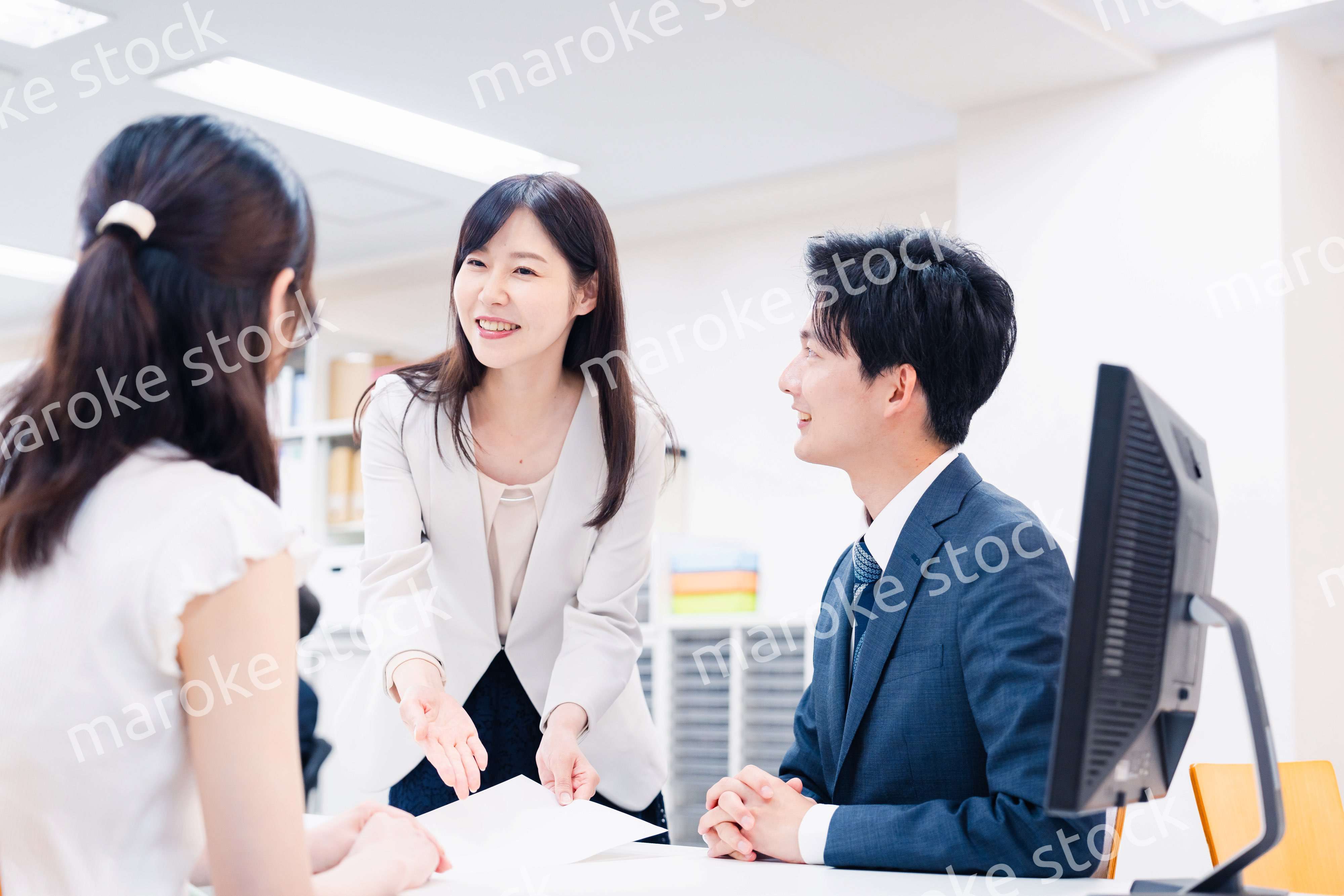 窓口でにこやかに対応をするスタッフ