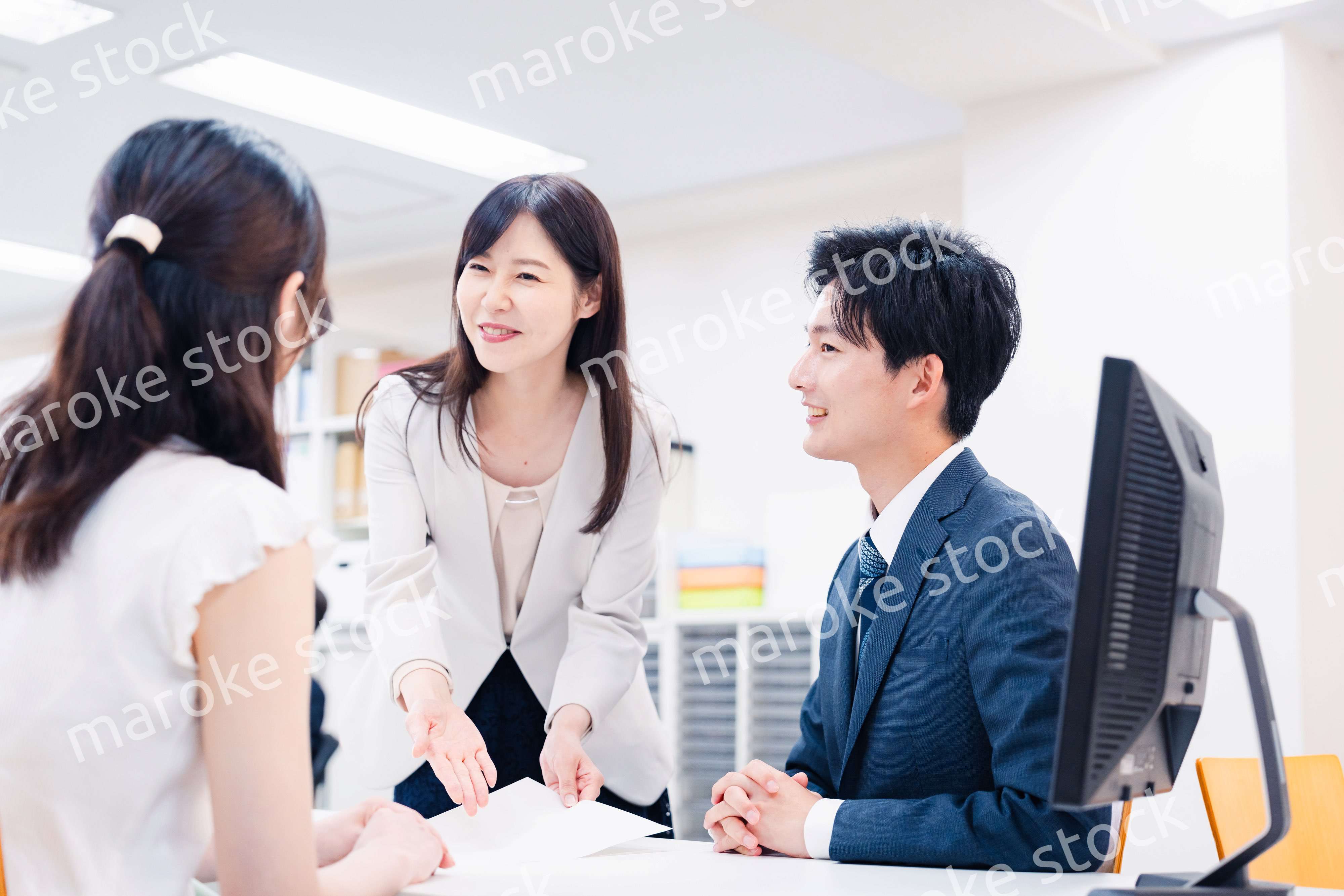 窓口でにこやかに対応をするスタッフ