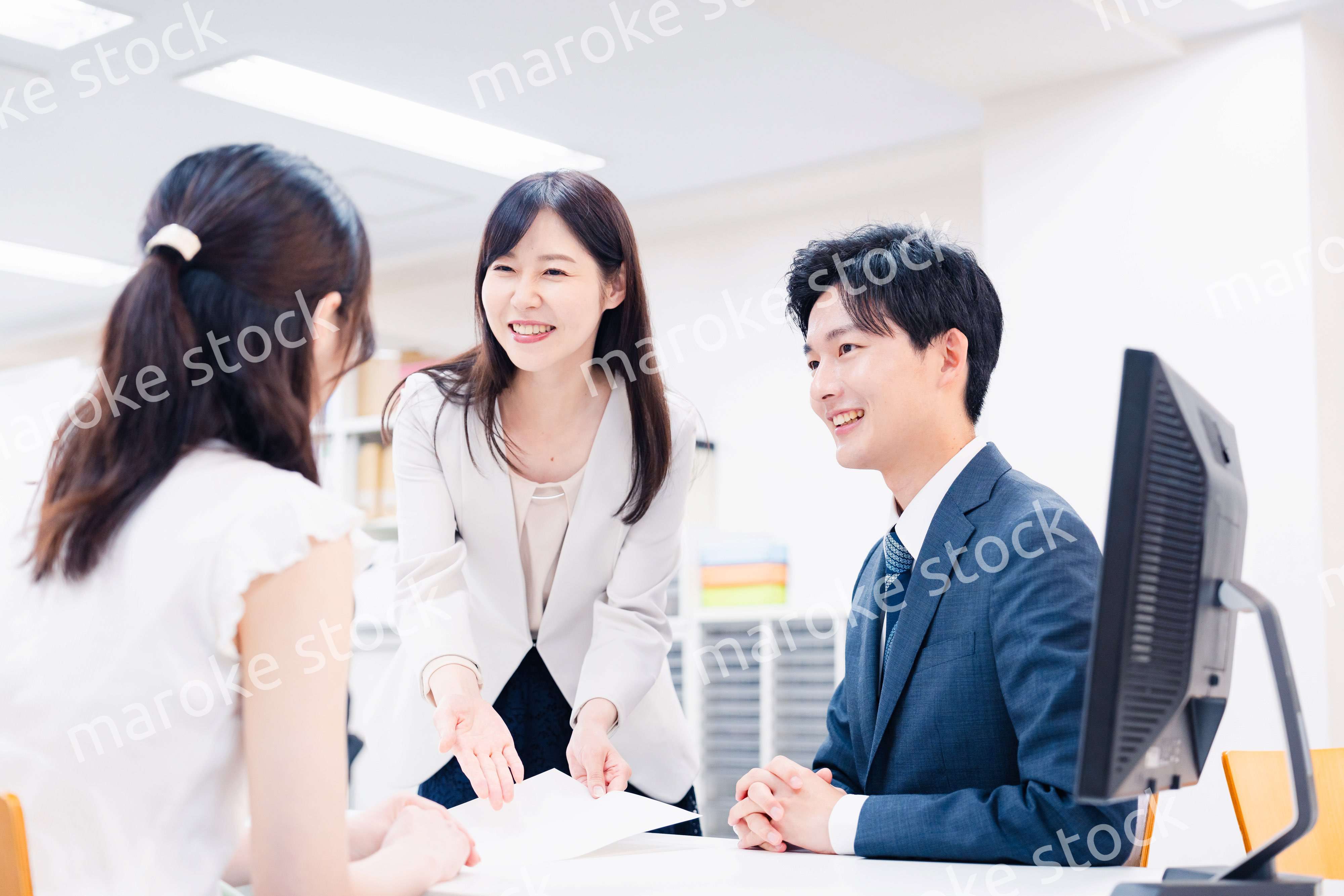 窓口でにこやかに対応をするスタッフ