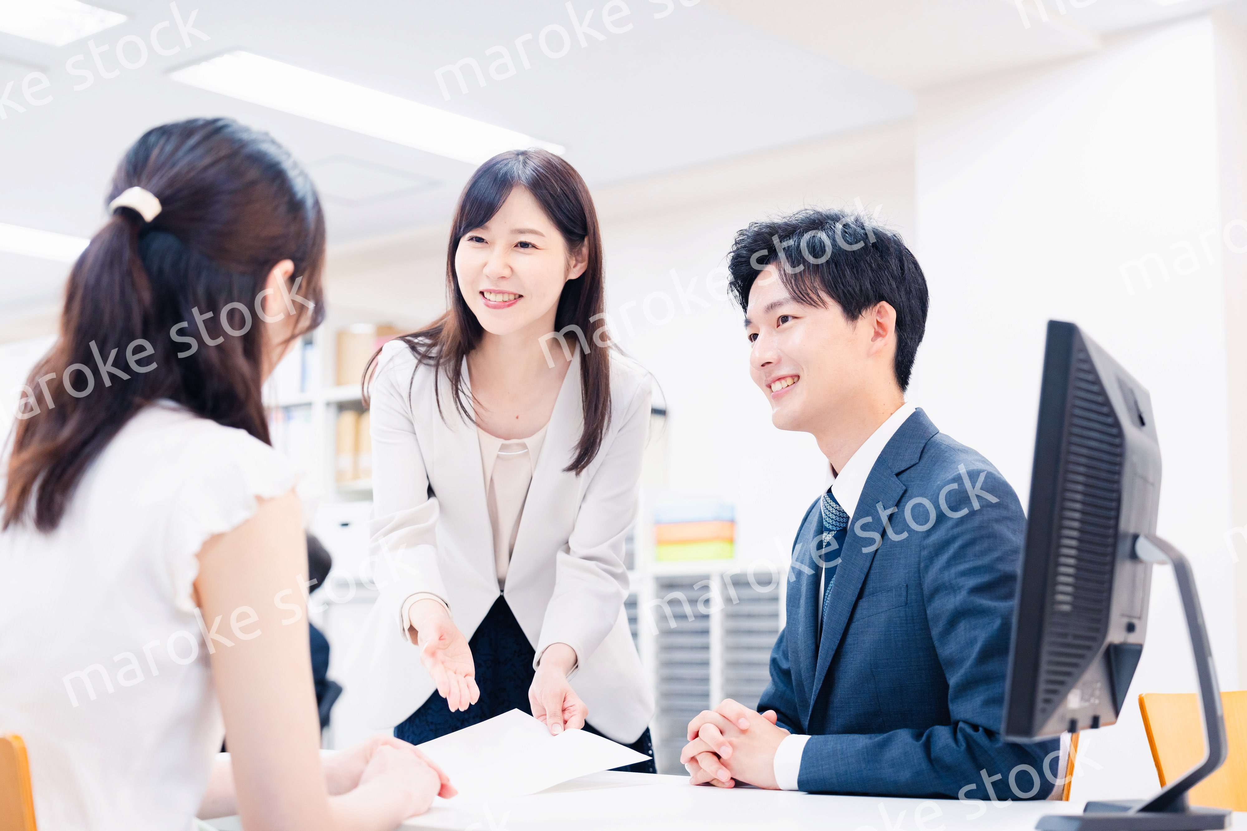 窓口でにこやかに対応をするスタッフ