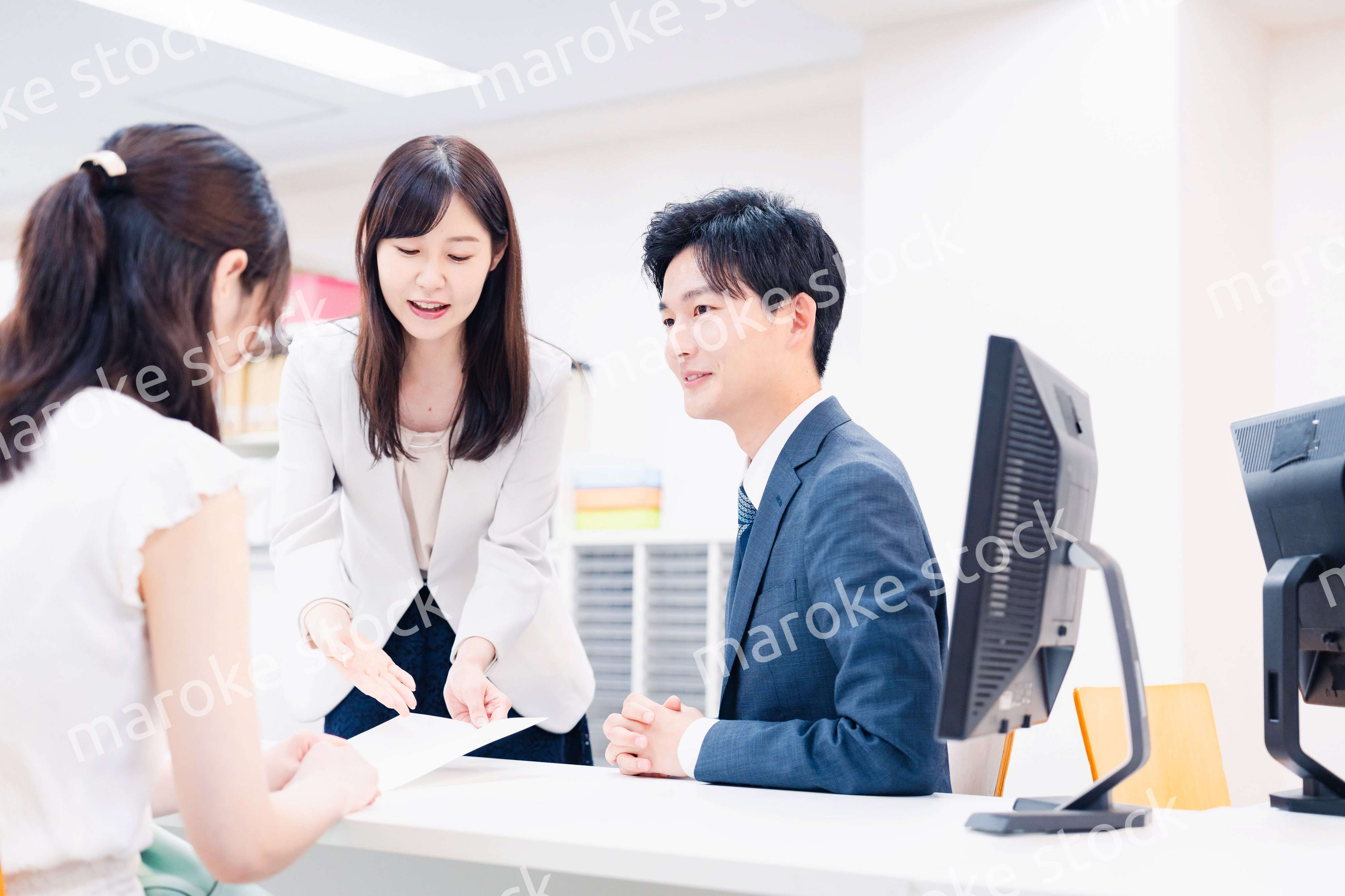 窓口でにこやかに対応をするスタッフ