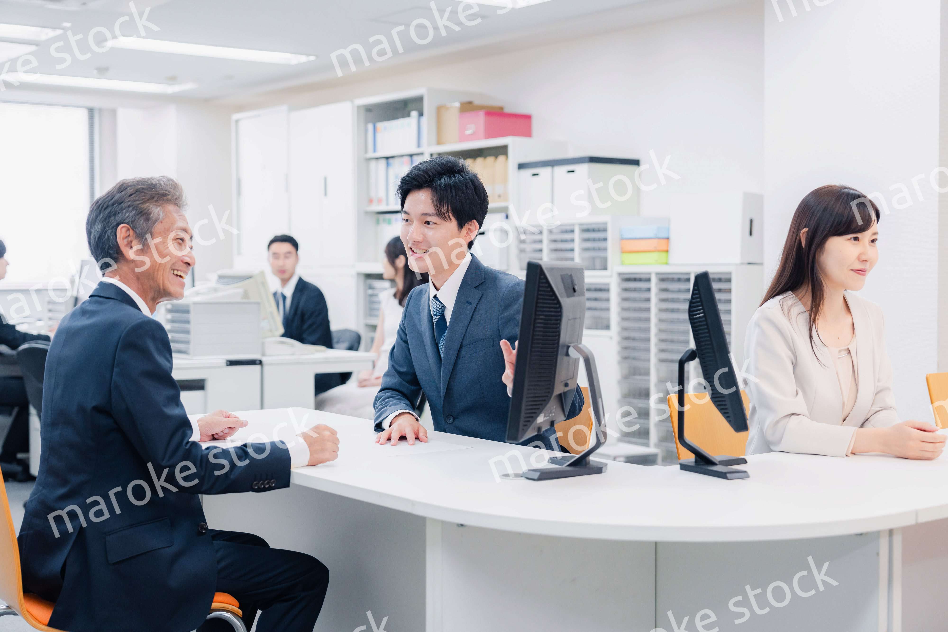 窓口でお客様の対応をするビジネスウーマン