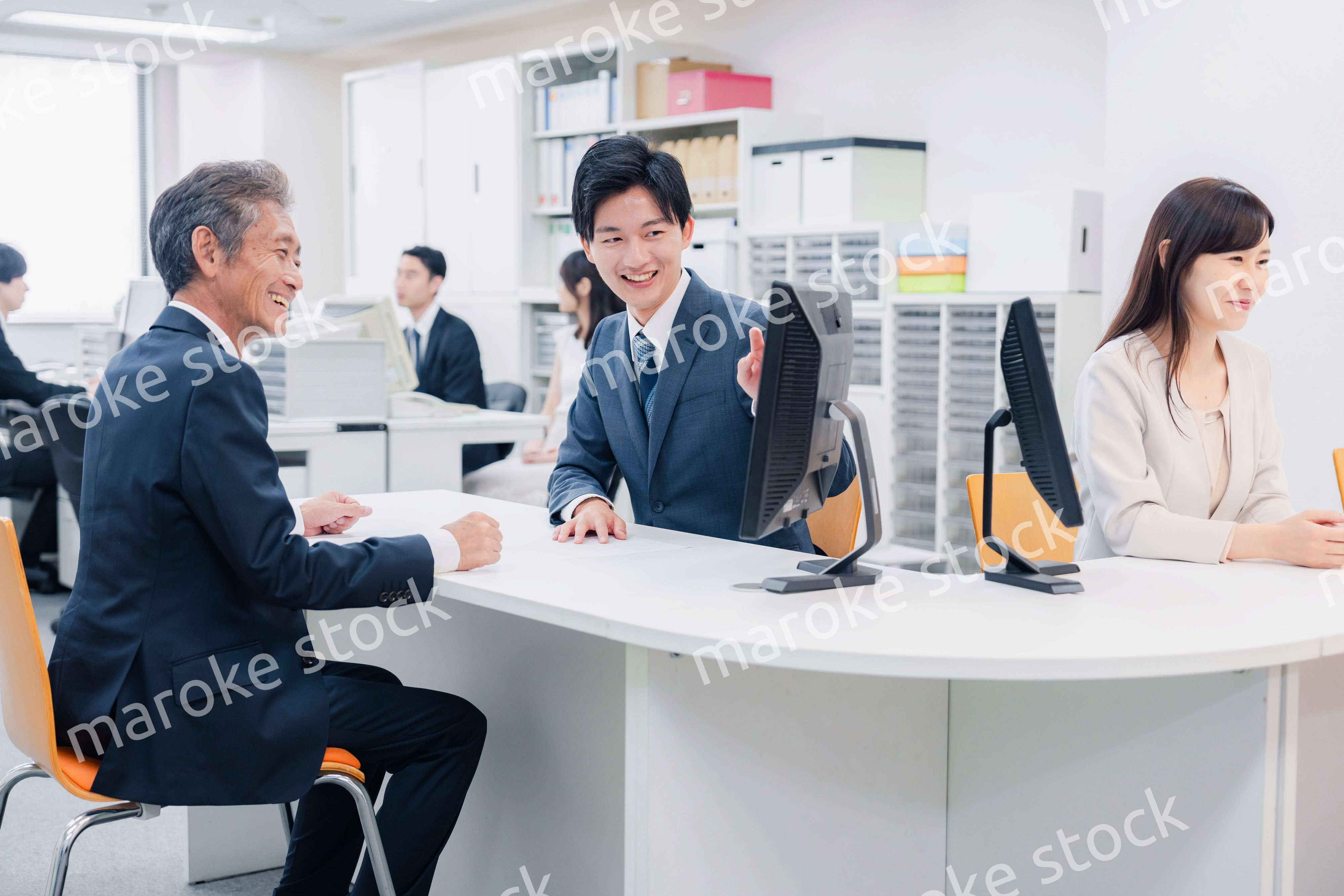 窓口でお客様の対応をするビジネスウーマン