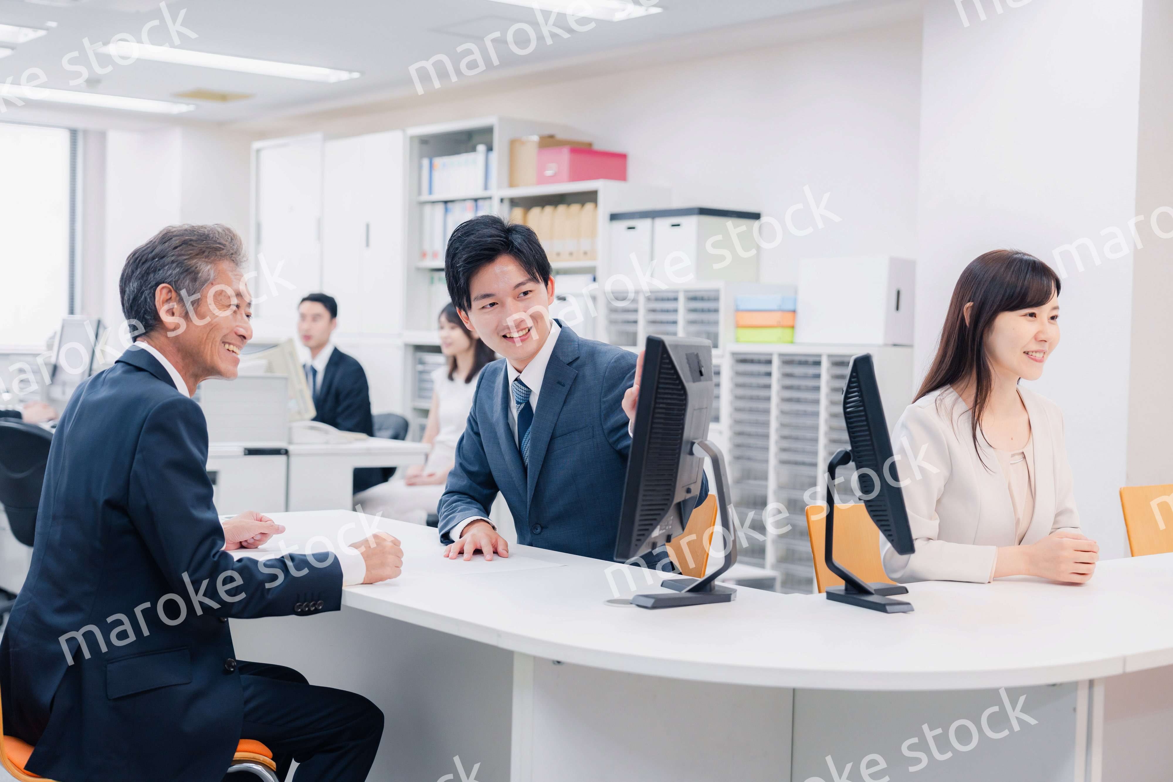 窓口でお客様の対応をするビジネスウーマン