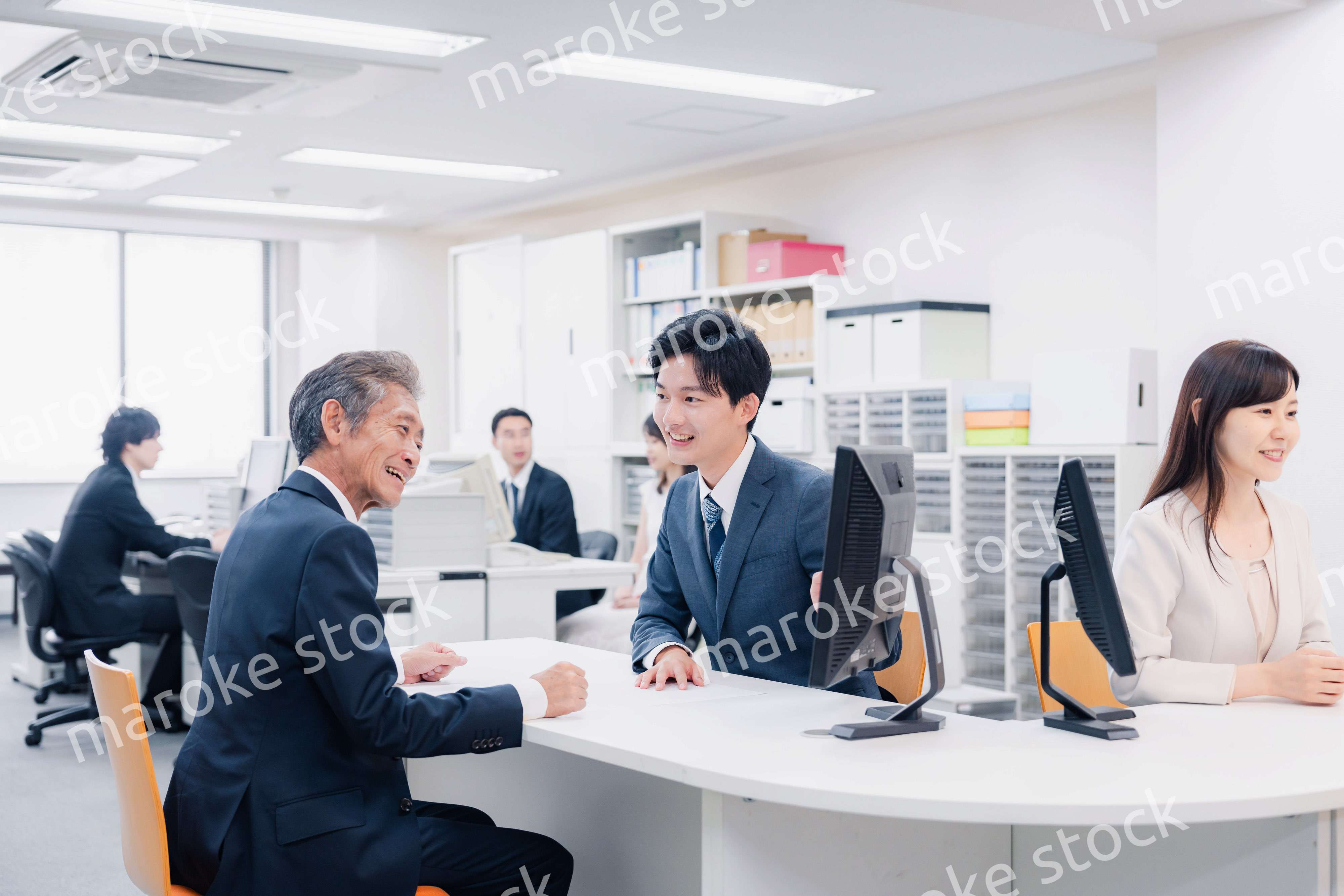 窓口でお客様の対応をするビジネスウーマン