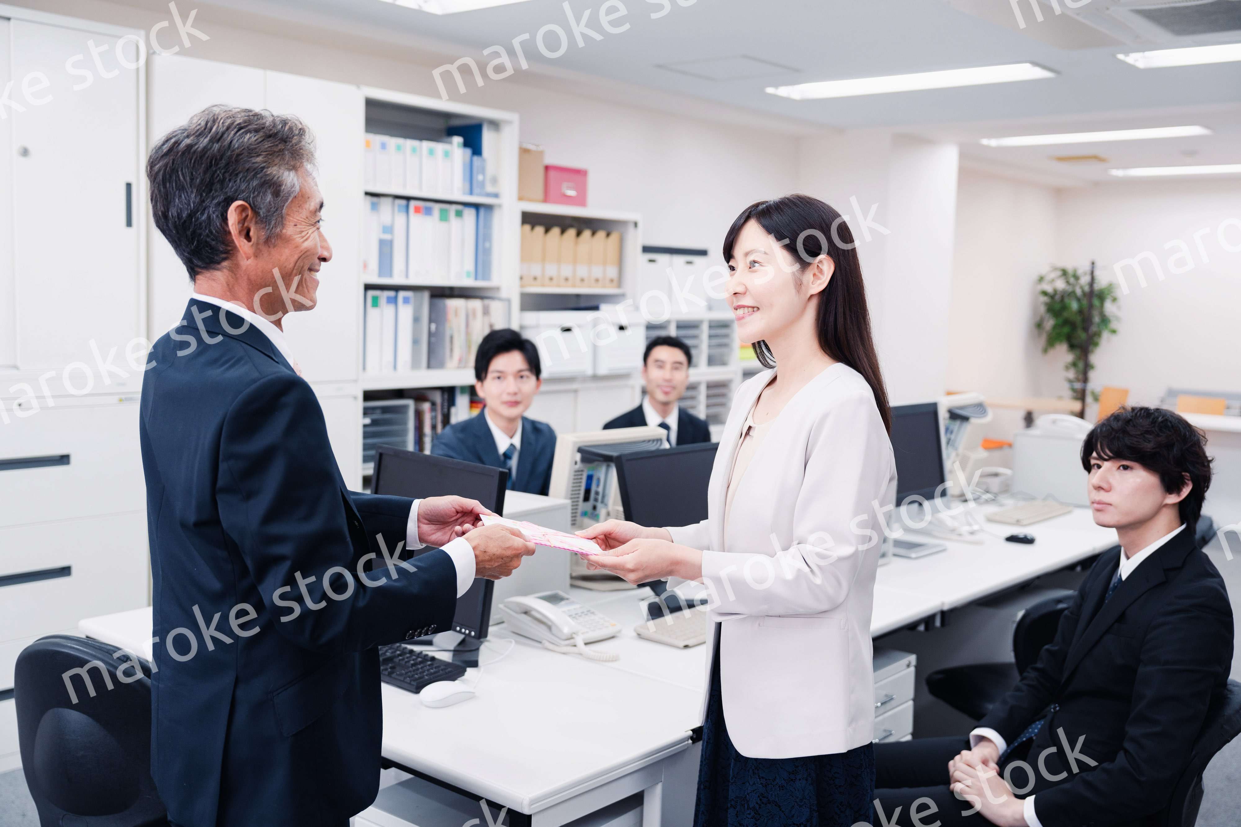 職場でお祝いをもらう女性社員