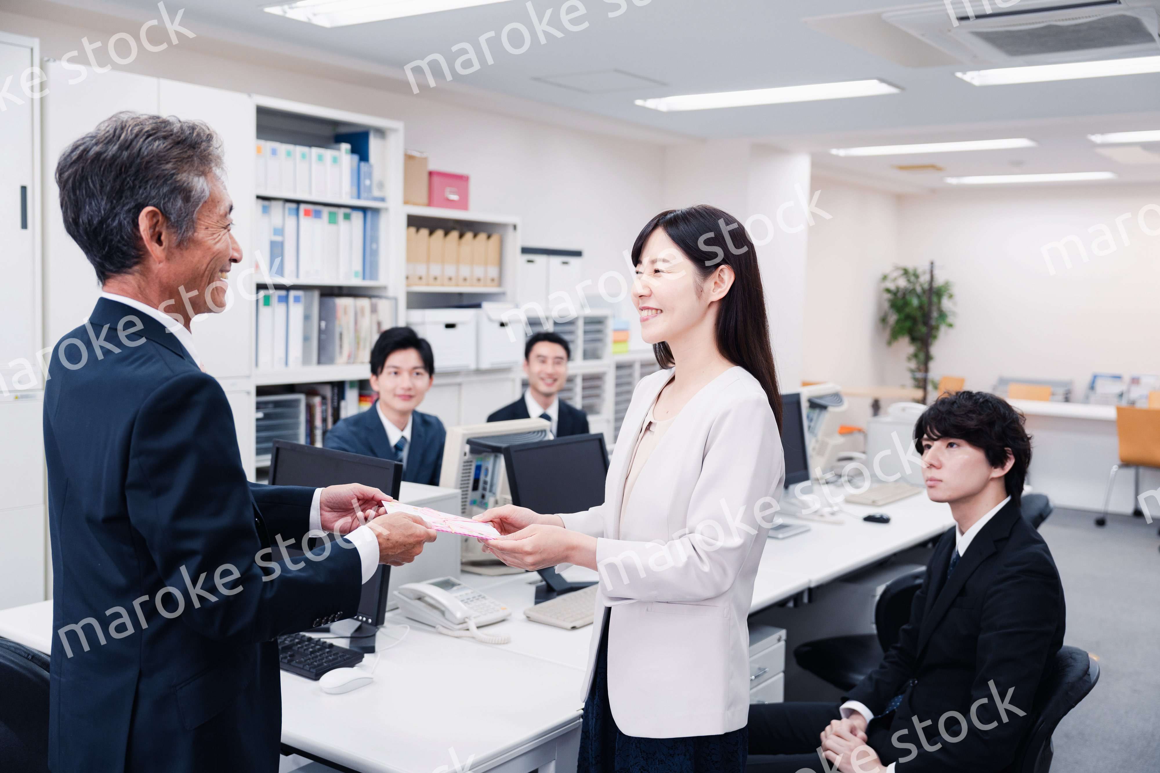 職場でお祝いをもらう女性社員