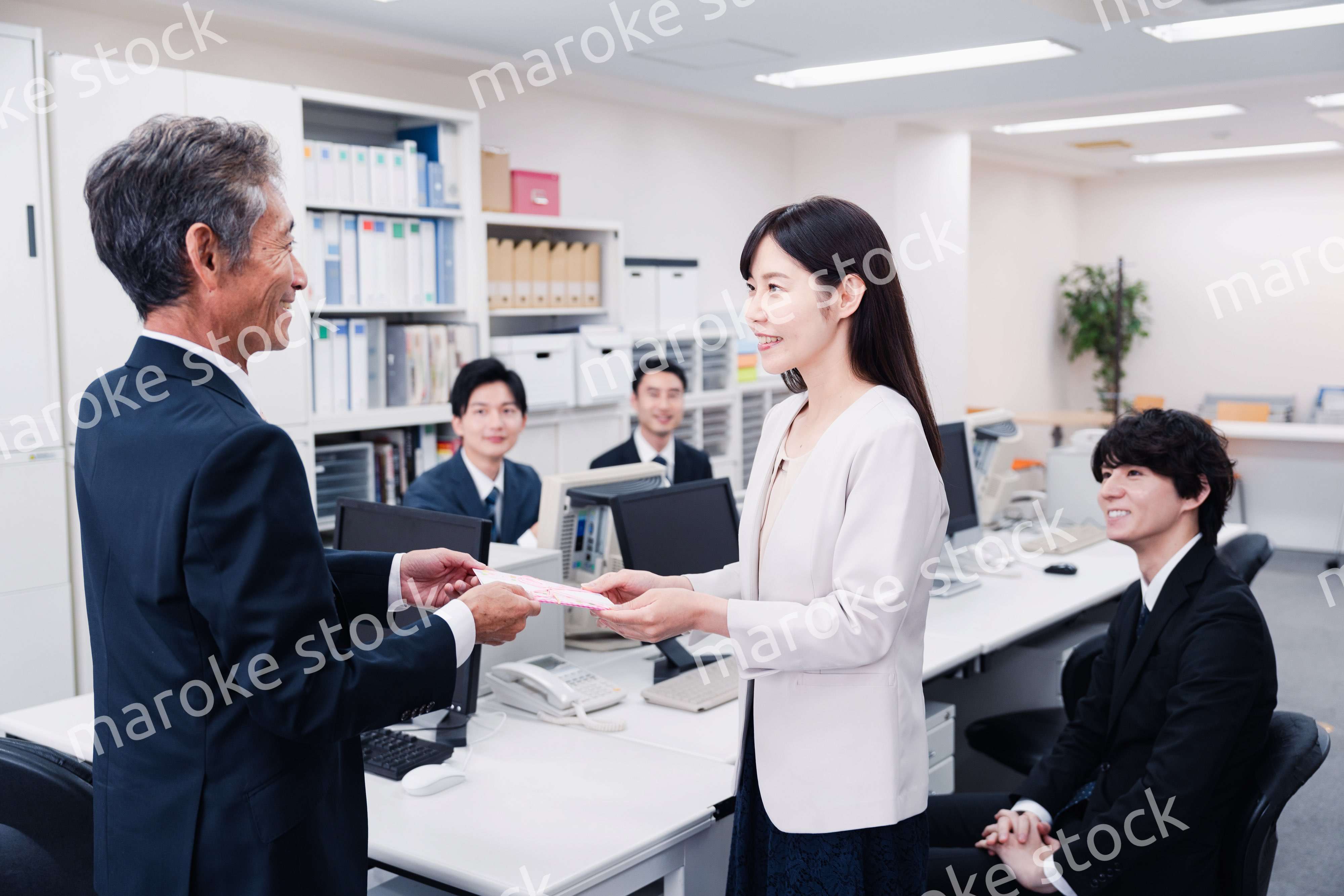 職場でお祝いをもらう女性社員