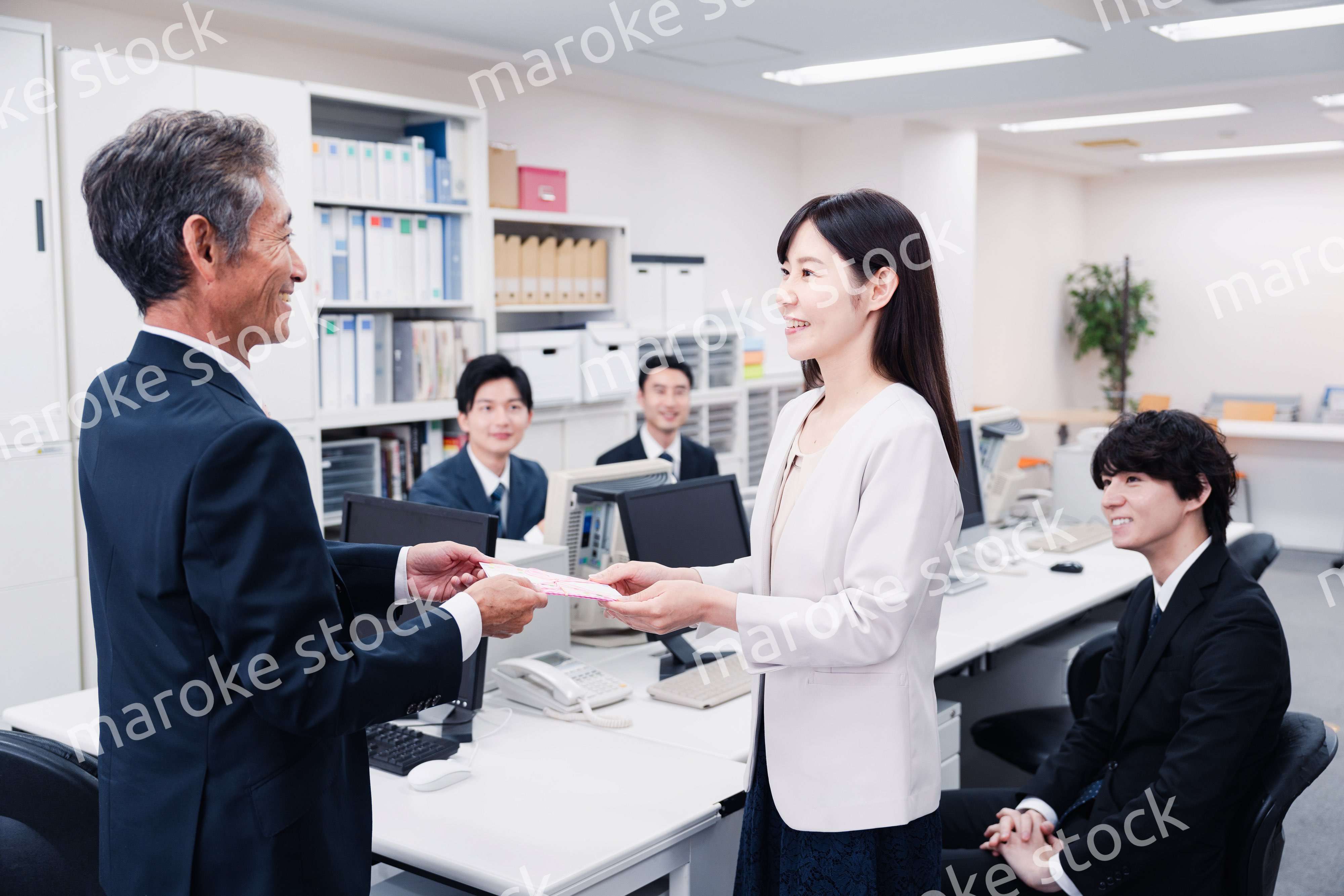 職場でお祝いをもらう女性社員