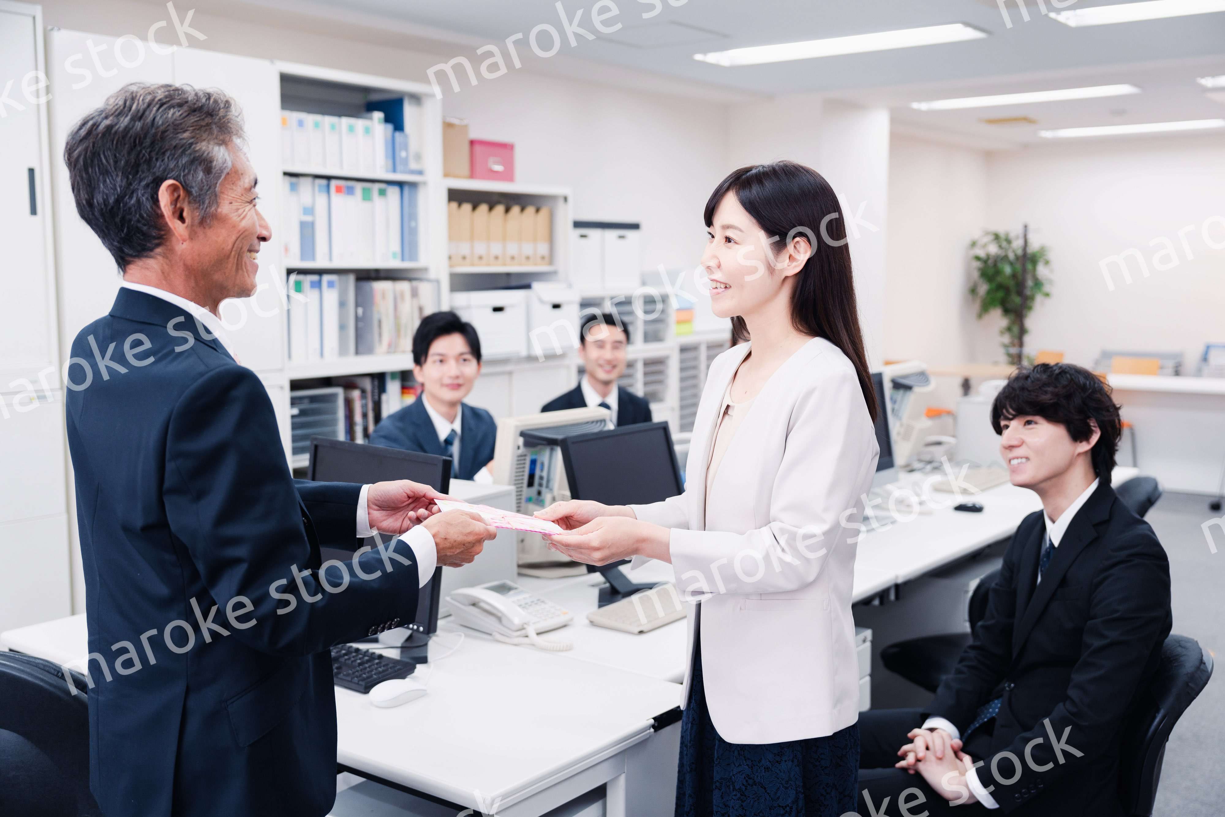 職場でお祝いをもらう女性社員