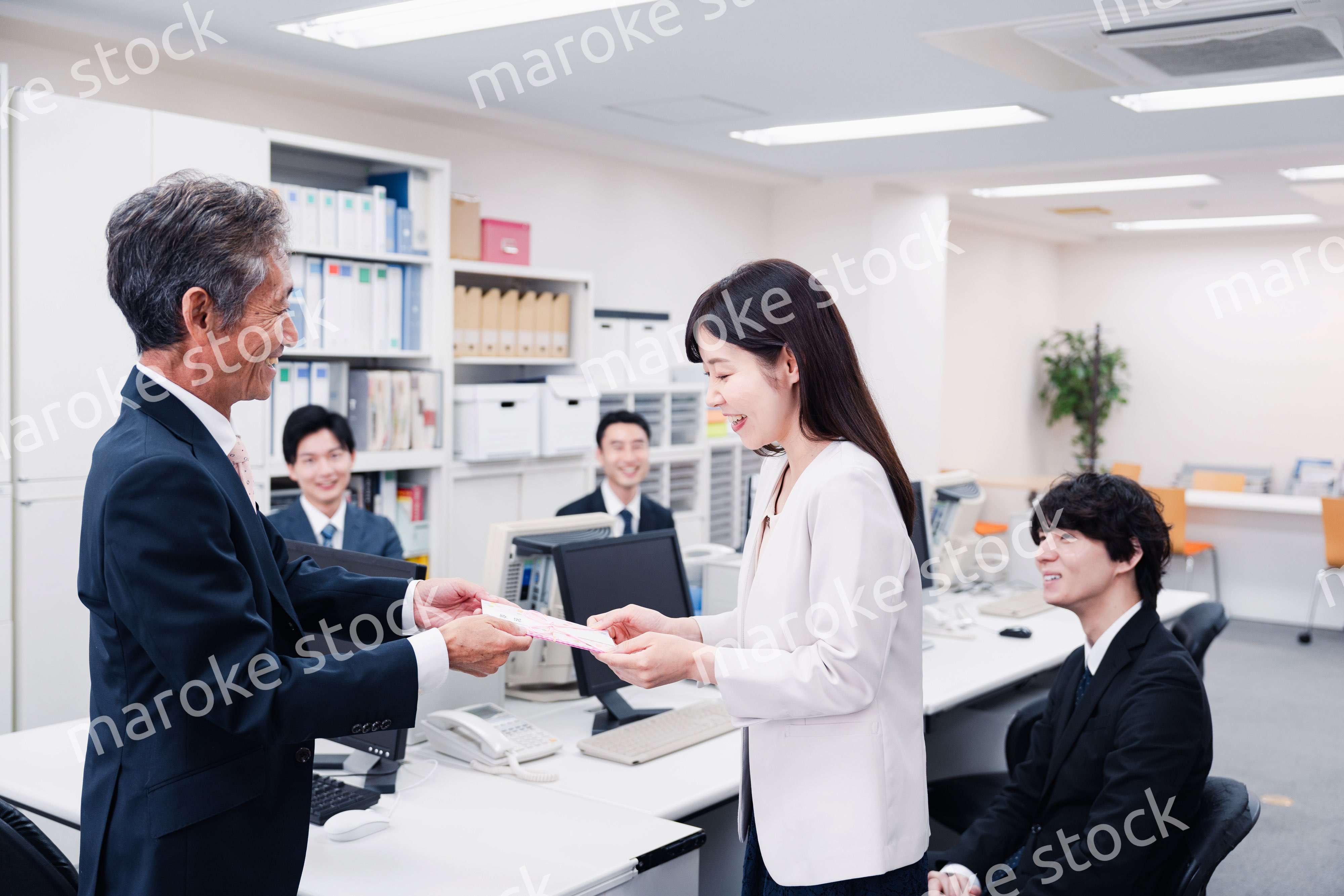 職場でお祝いをもらう女性社員