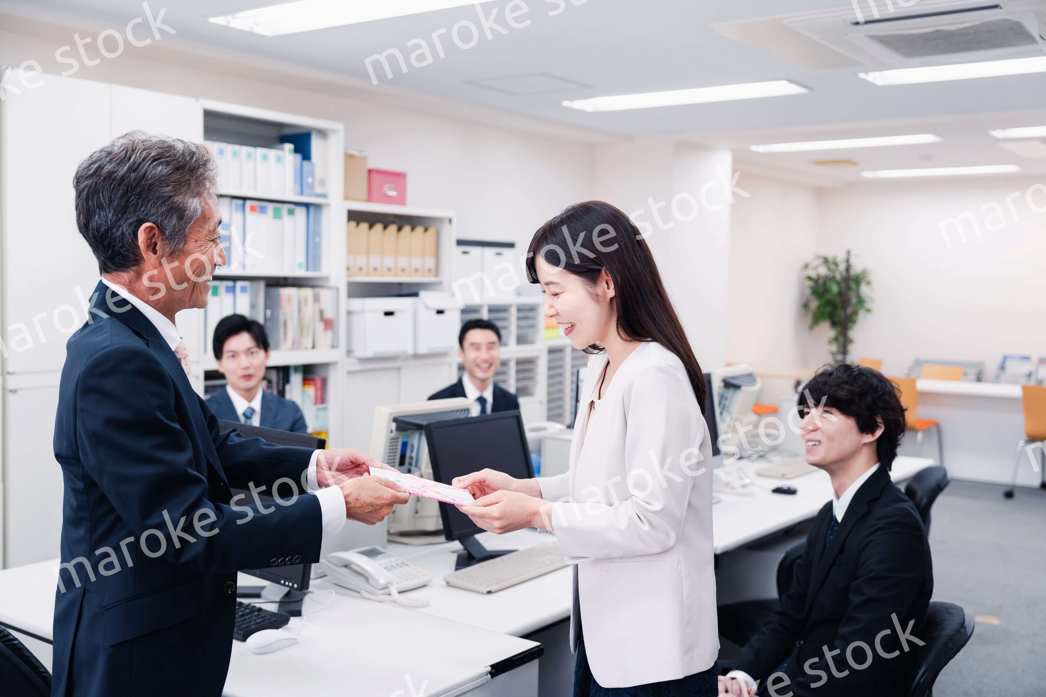 職場でお祝いをもらう女性社員