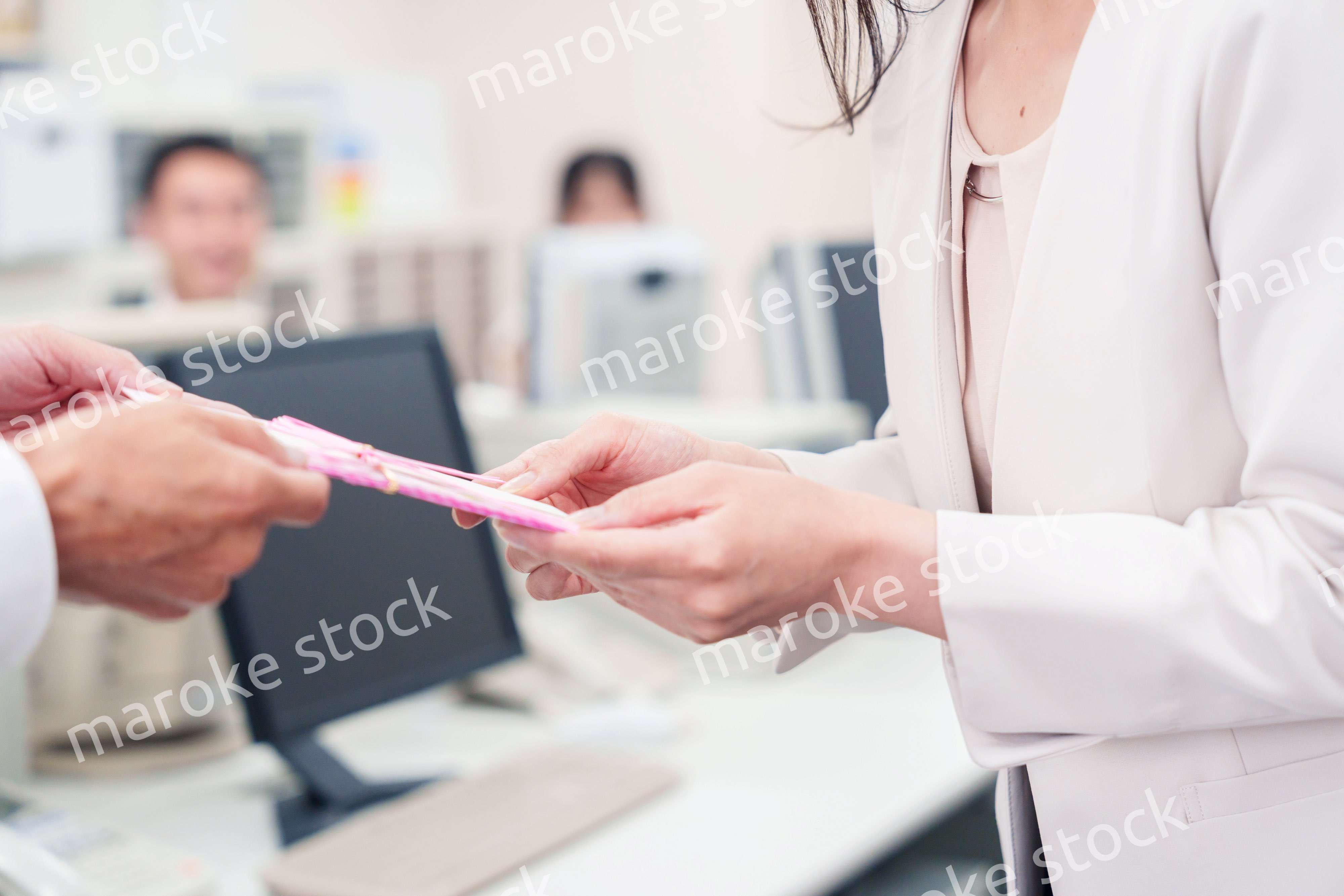 上司からお祝いを手渡されるビジネスウーマン