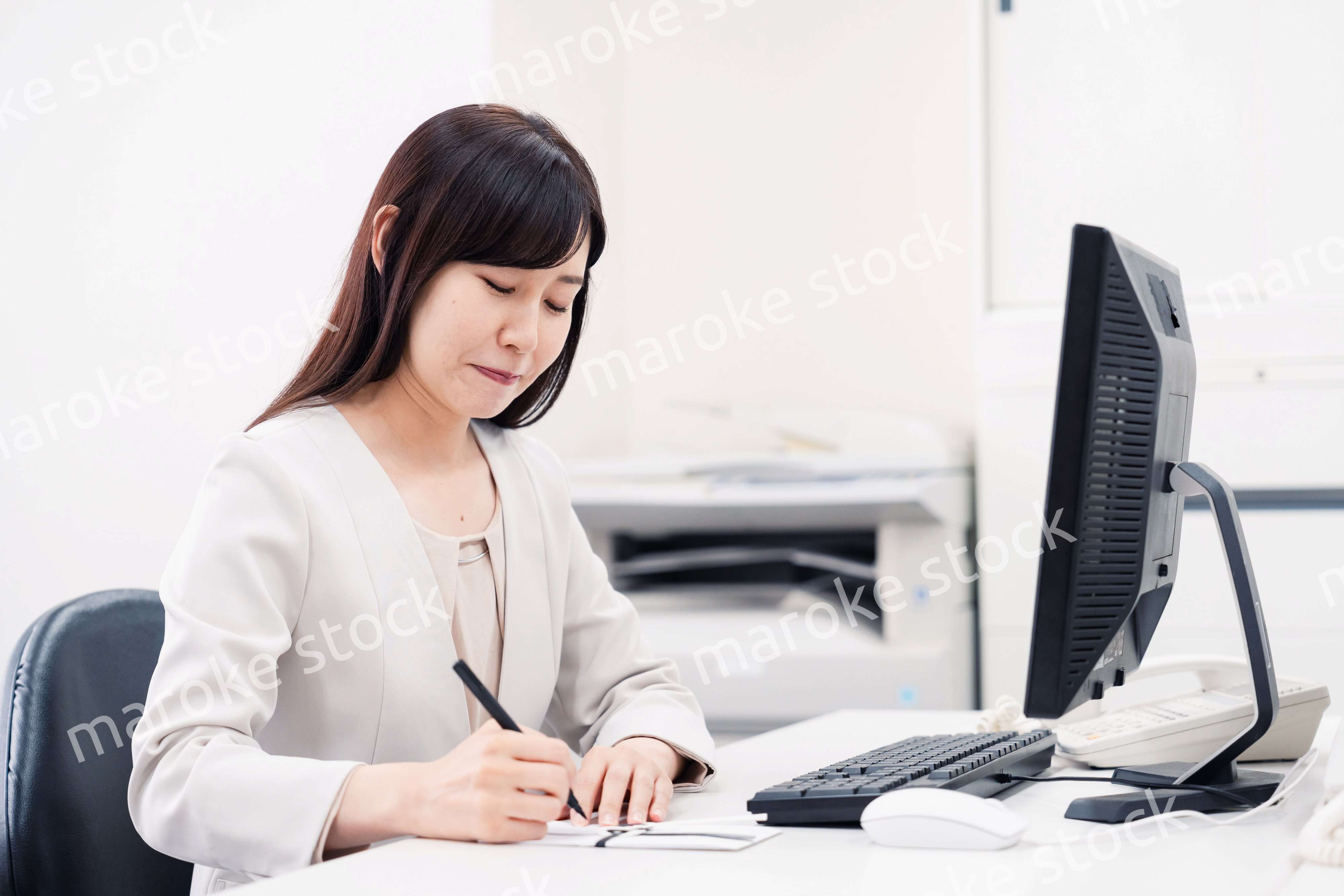 会社で葬儀の準備をする女性