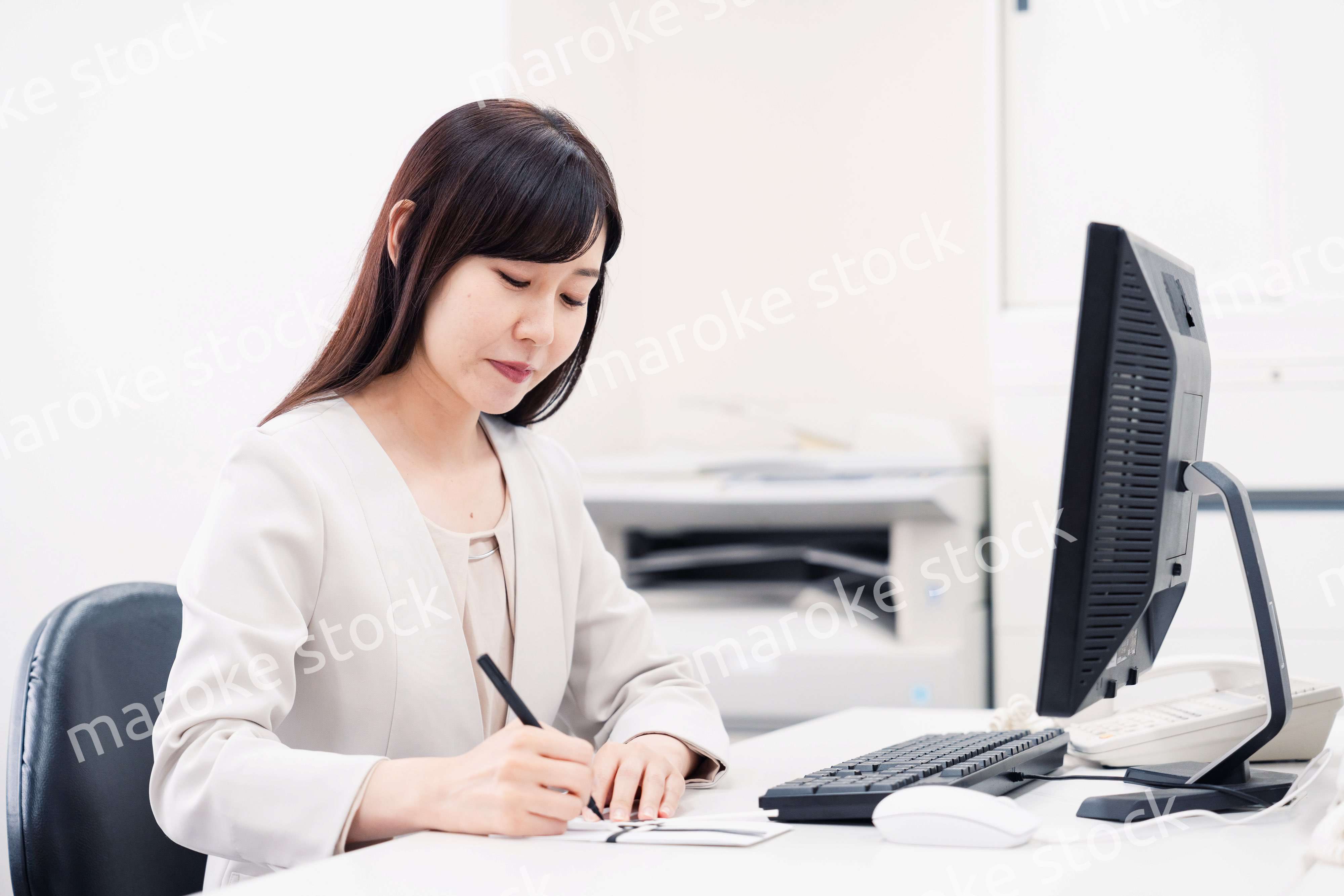 会社で葬儀の準備をする女性