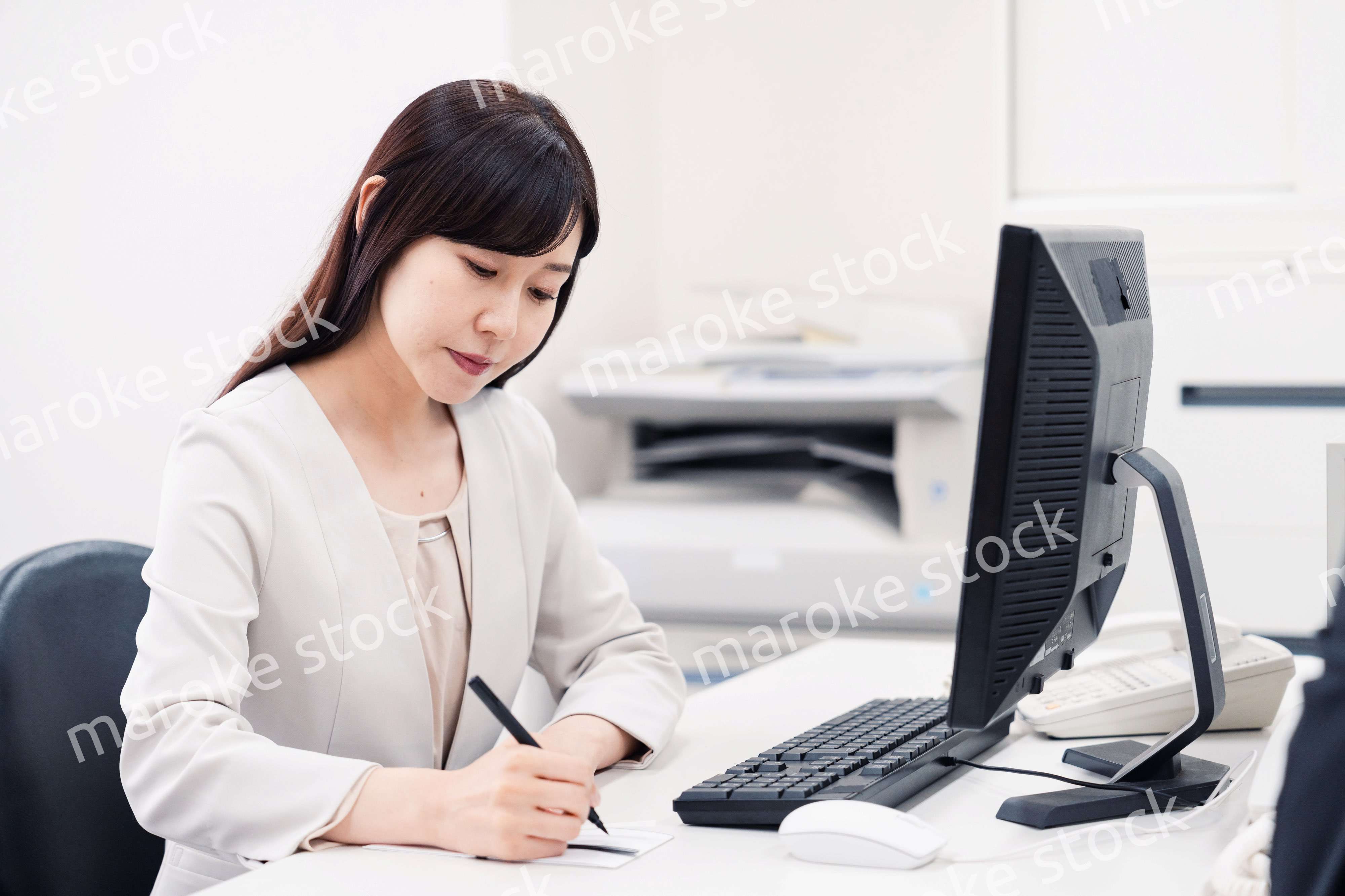 会社で葬儀の準備をする女性