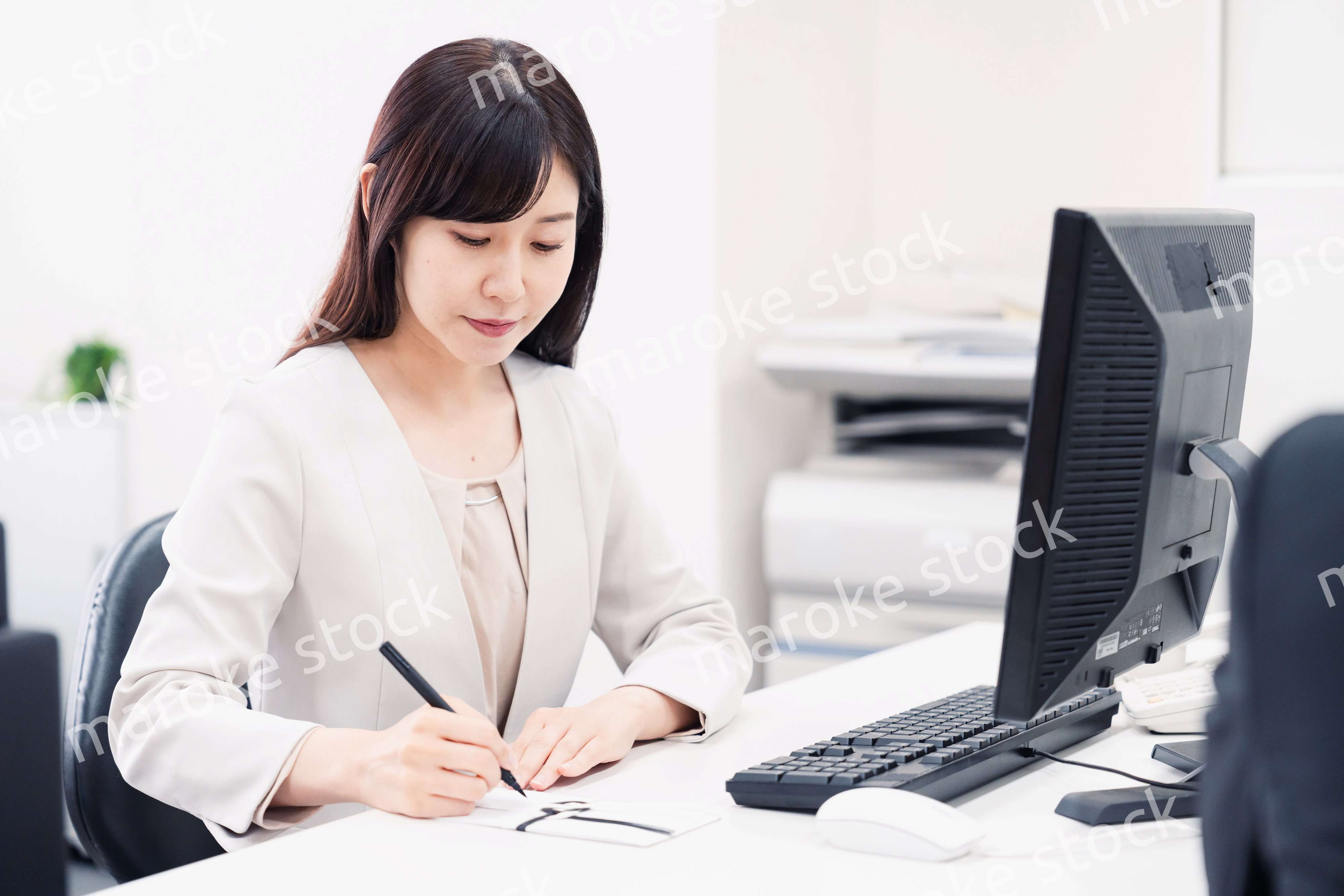 会社で葬儀の準備をする女性