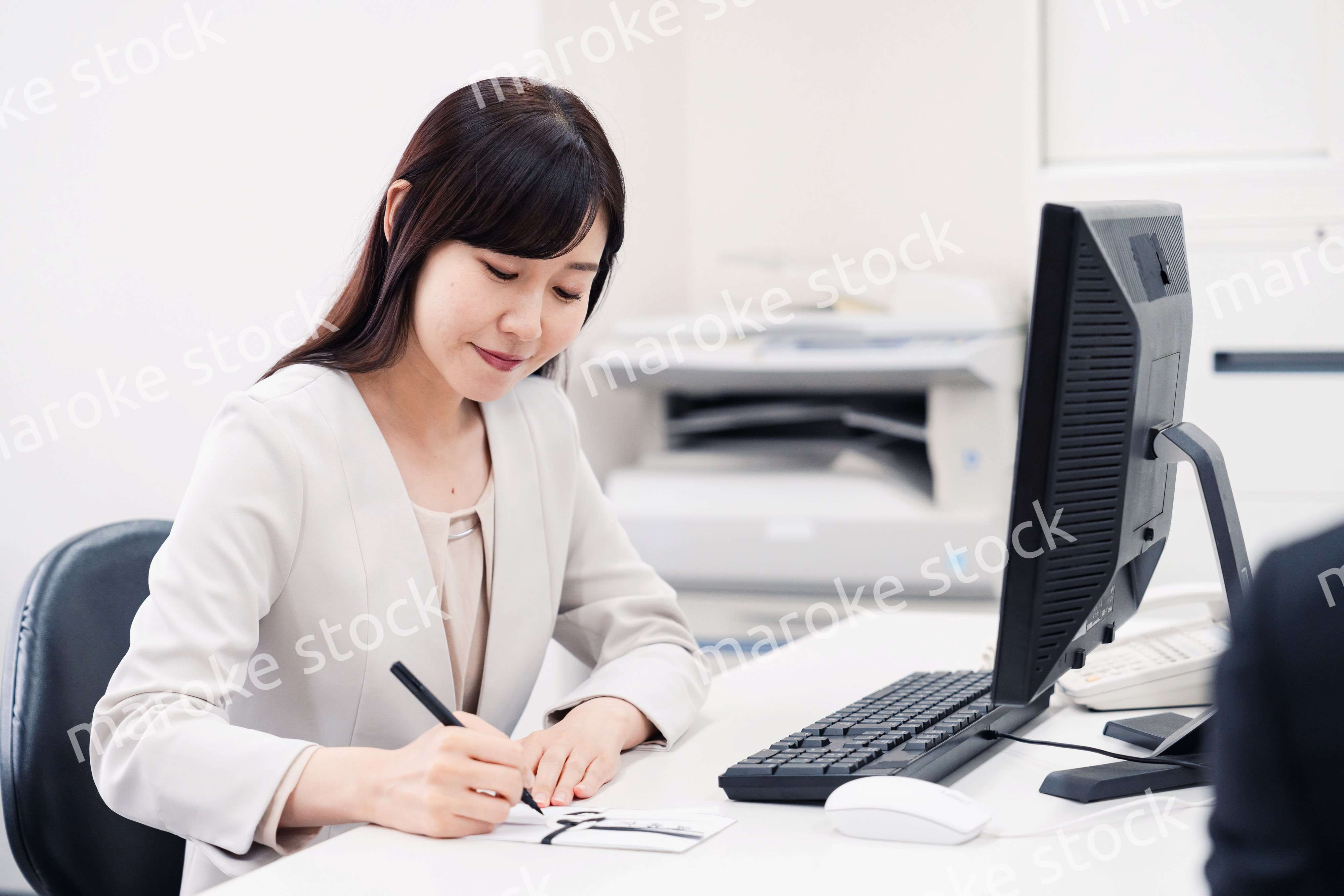 会社で葬儀の準備をする女性