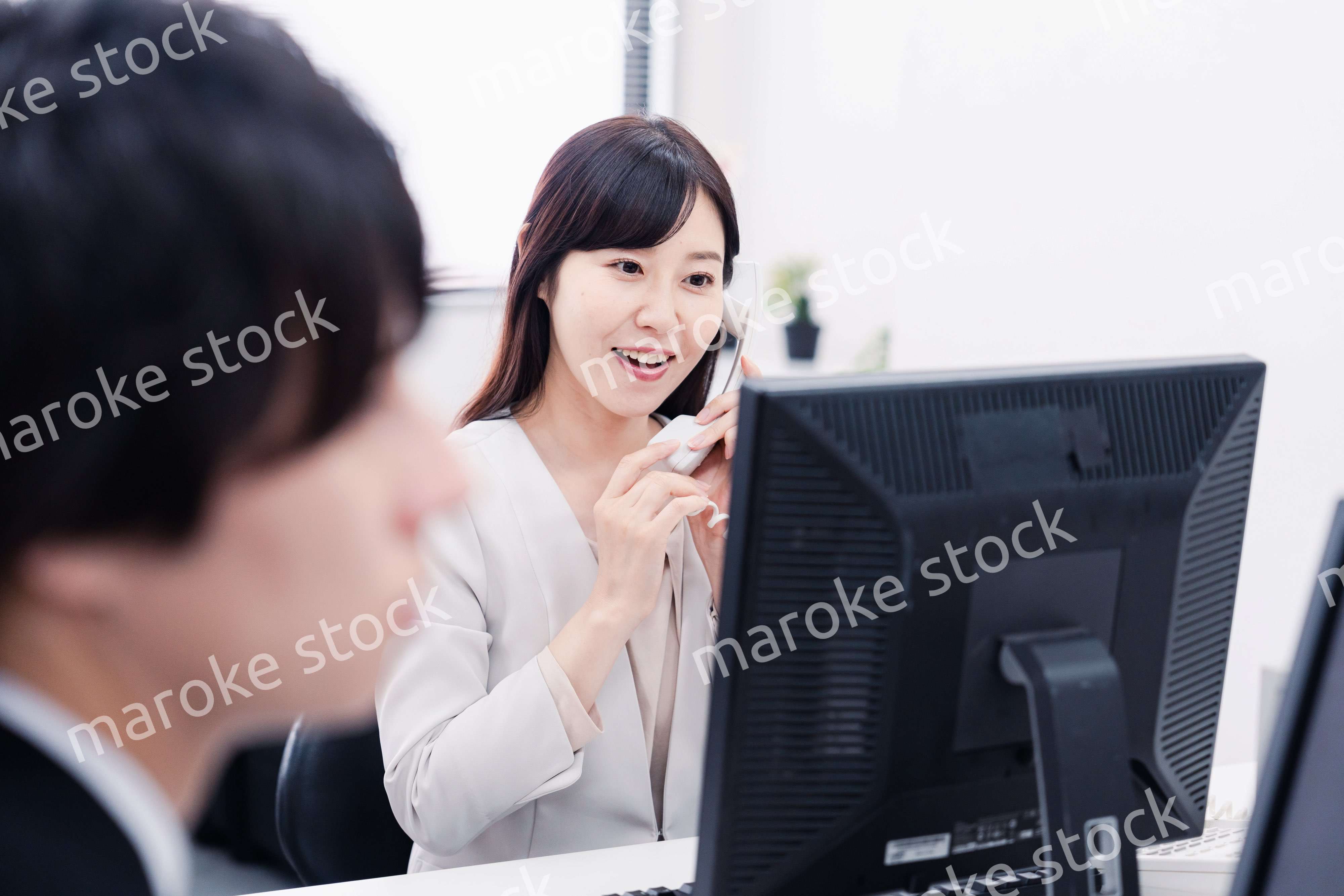 オフィスで電話対応をする女性社員