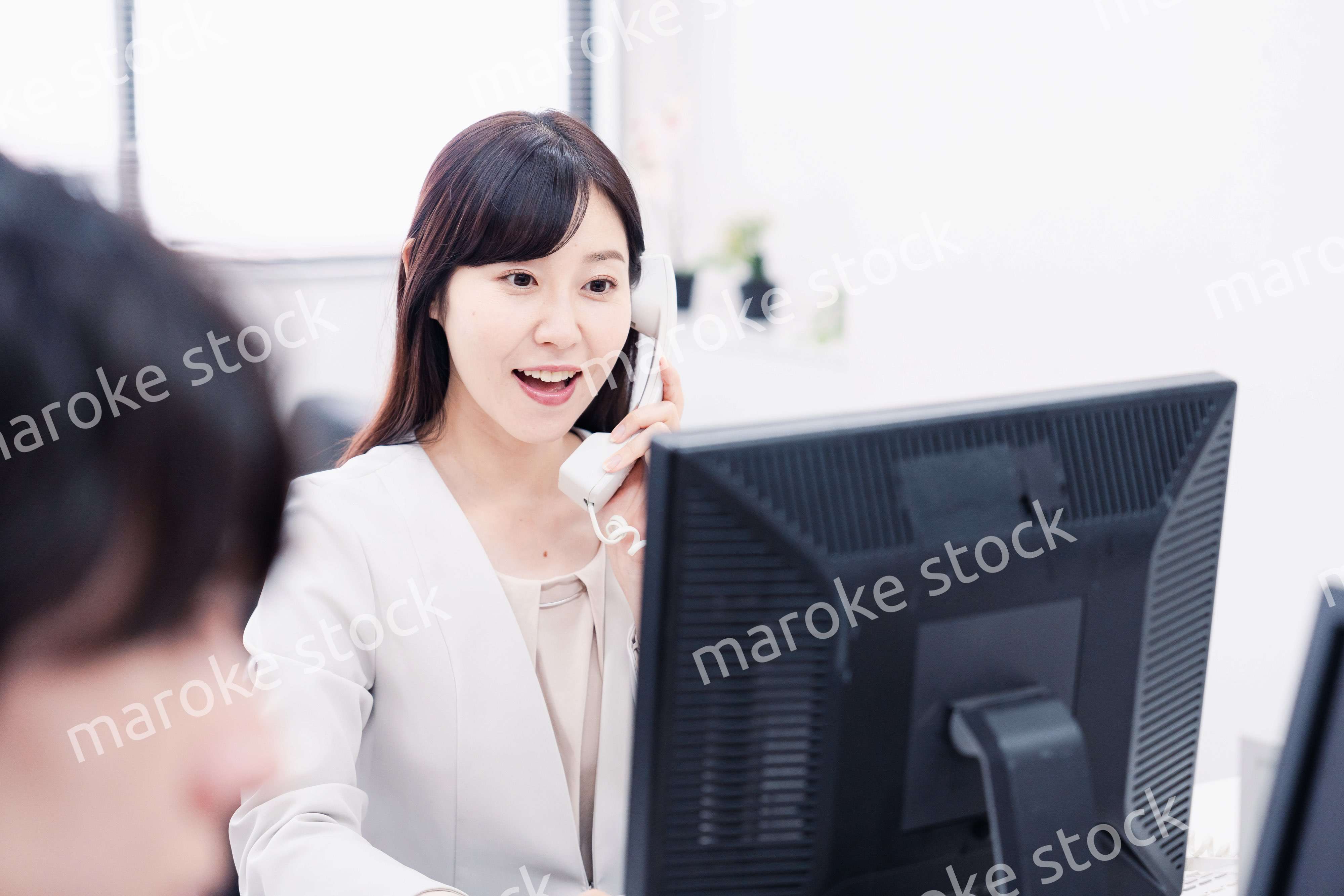 オフィスで電話対応をする女性社員