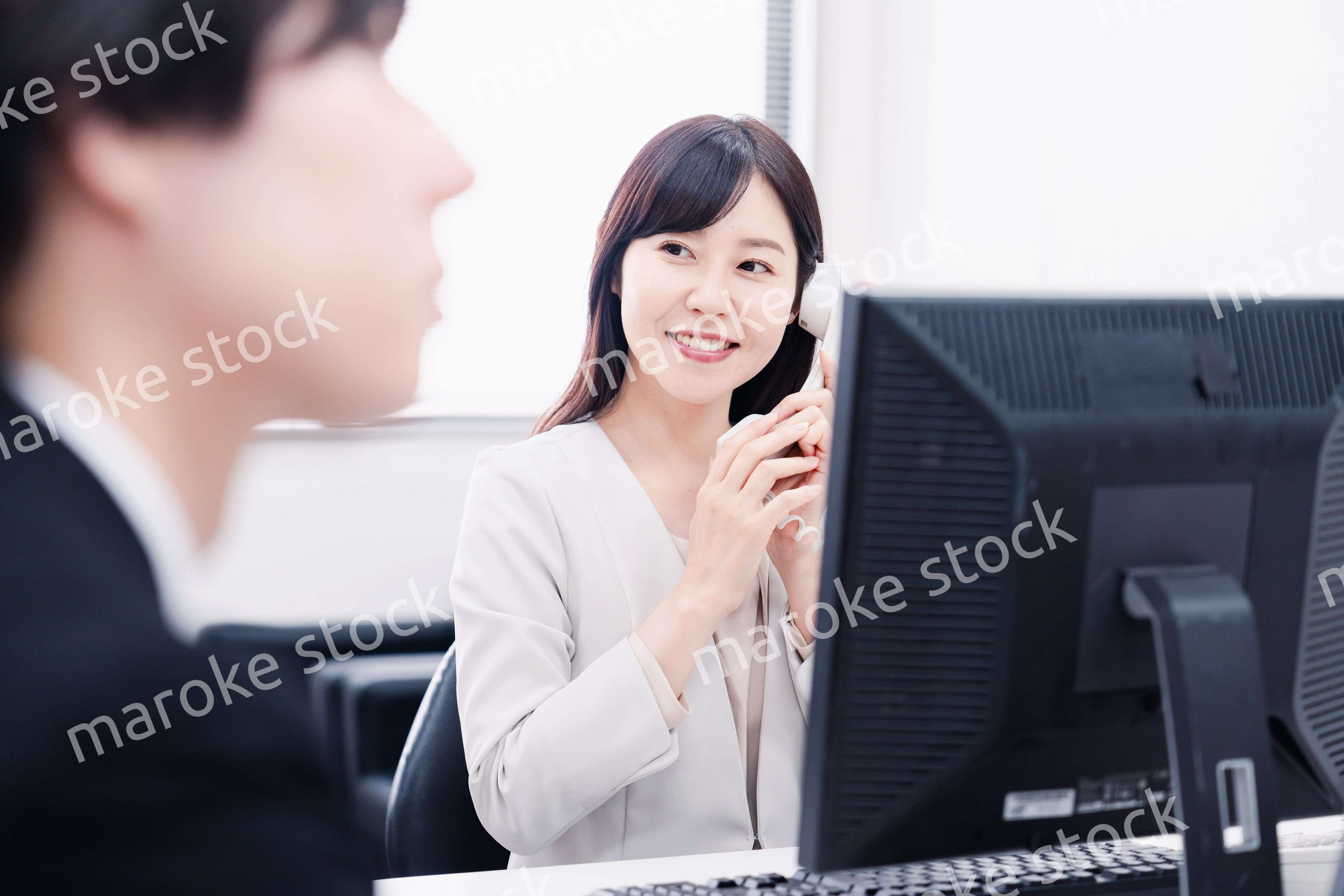 オフィスで電話対応をする女性社員